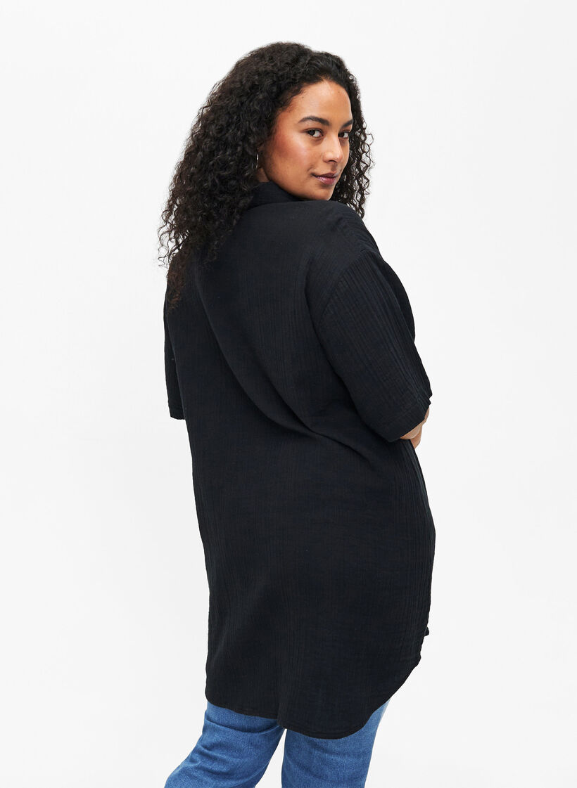 Lyhythihainen paita, jossa on napit, Black, Model image number 1