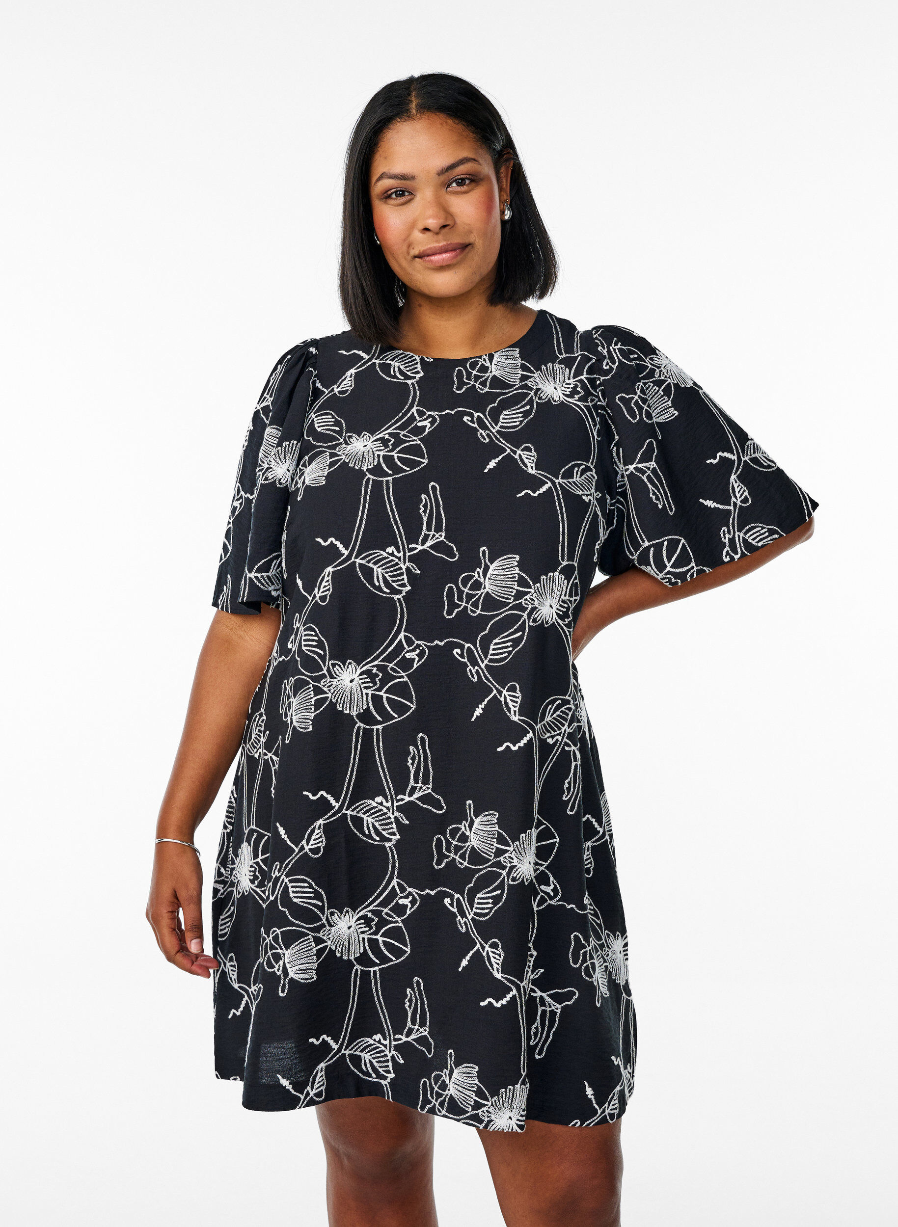 Lyhyt A-linjainen mekko kirjaillulla kuviolla, Musta, Model