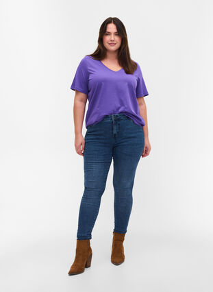 T-paita ekologisesta puuvillasta v-aukolla, Ultra Violet, Model image number 2
