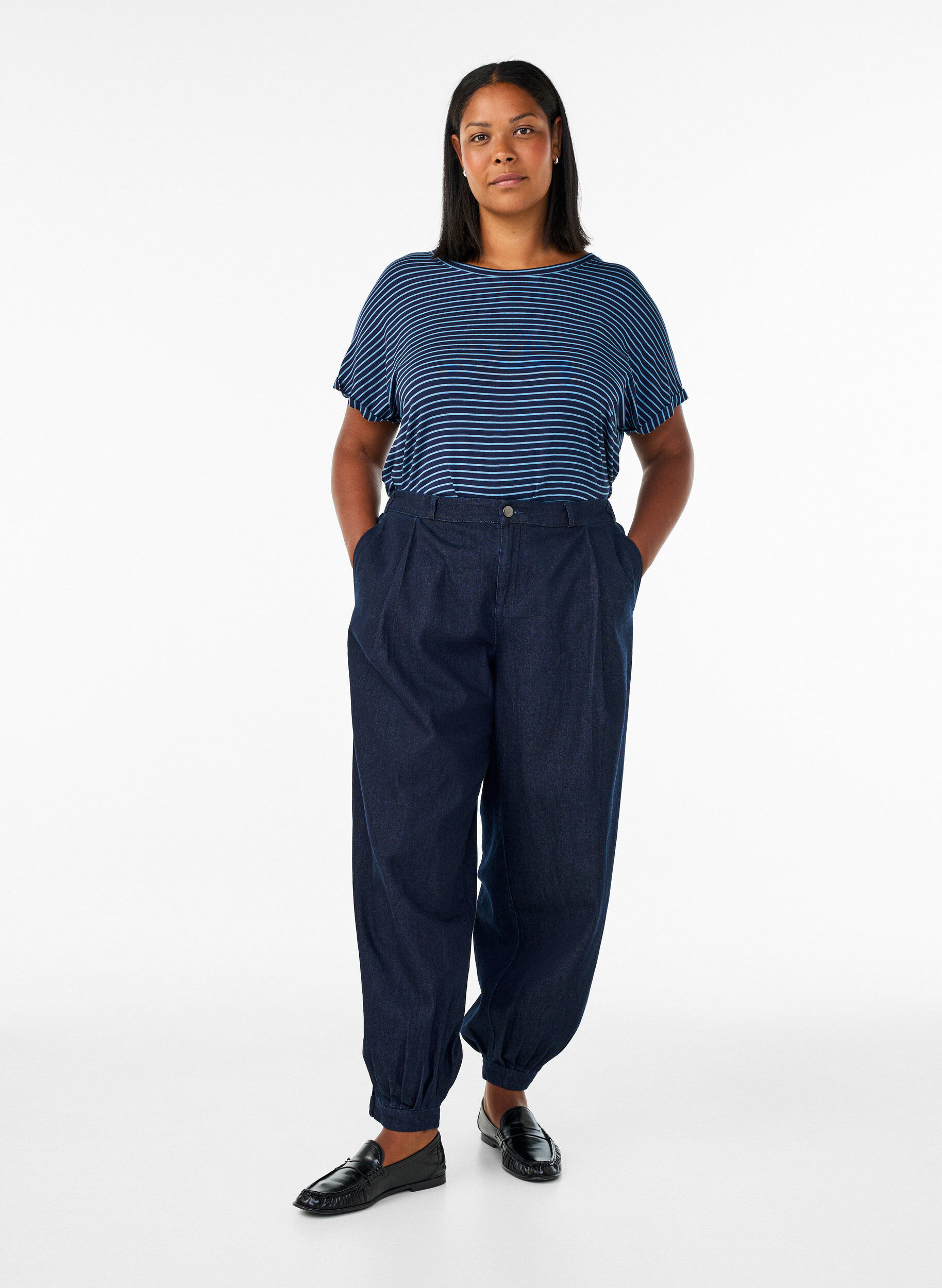 ZizziRaidallinen T-paita viskoosista py&ouml;re&auml;ll&auml; p&auml;&auml;ntiell&auml;, Sininen, Model image number 1