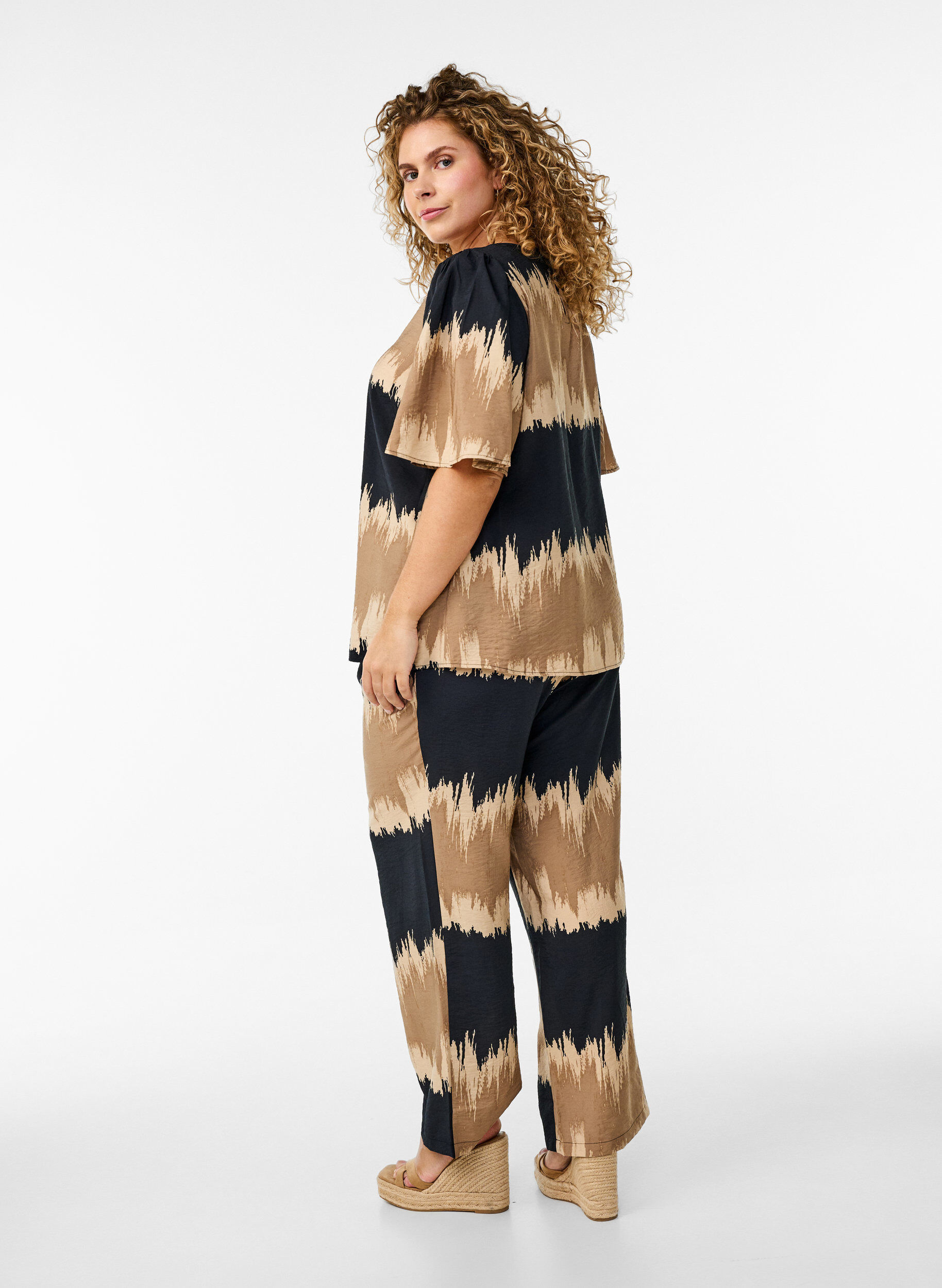 Zizzi L&ouml;ys&auml;t housut, joissa on graafinen printti, Musta, Model image number 1