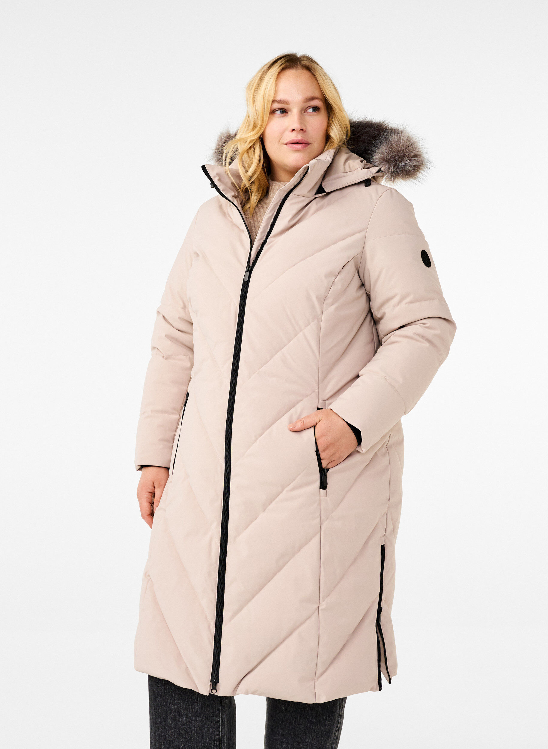 Pitk&auml; talvitakki koukku-kiinnityksill&auml; ja tekoturkiskauluksella, Beige, Model