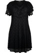 Lyhythihainen pitsimekko leveillä röyhelöillä, Black, Packshot image number 0