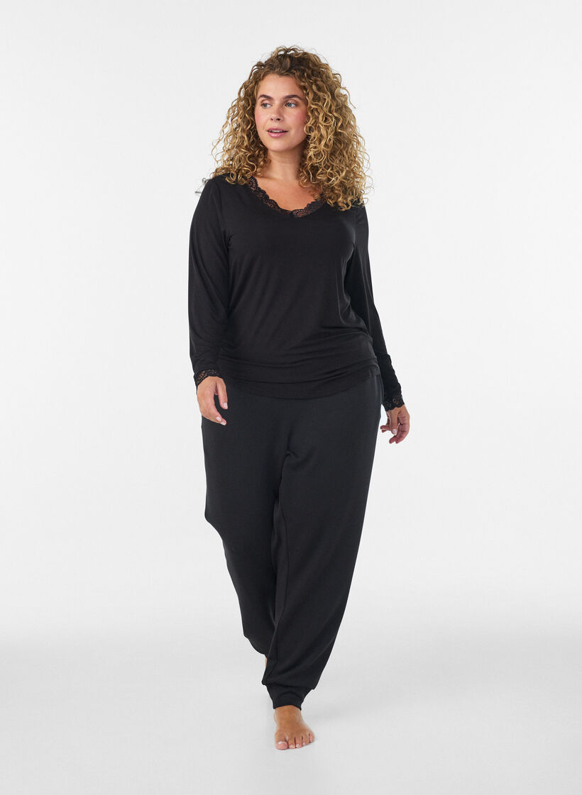 Viskoosipusero pitsireunuksella ja V-p&auml;&auml;ntiell&auml;, Musta, Model image number 1