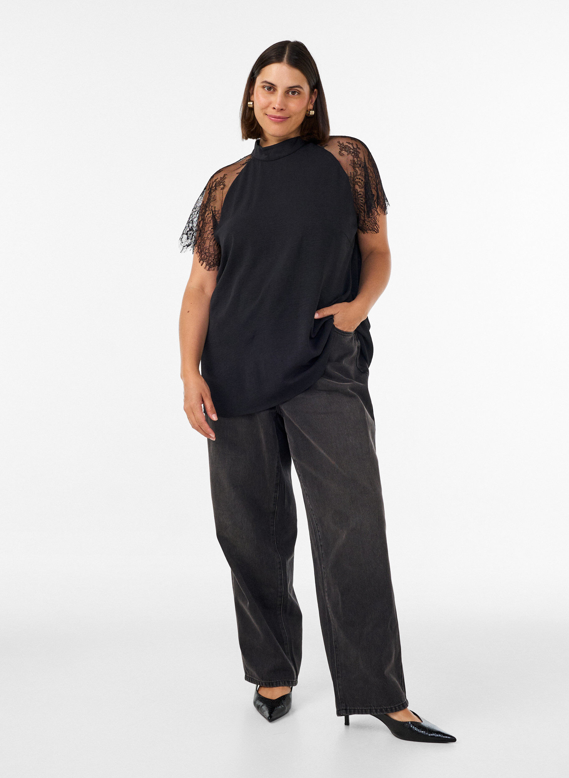 ZizziPusero lyhyill&auml; pitsihihoilla ja korkealla p&auml;&auml;ntiell&auml;, Musta, Model image number 1