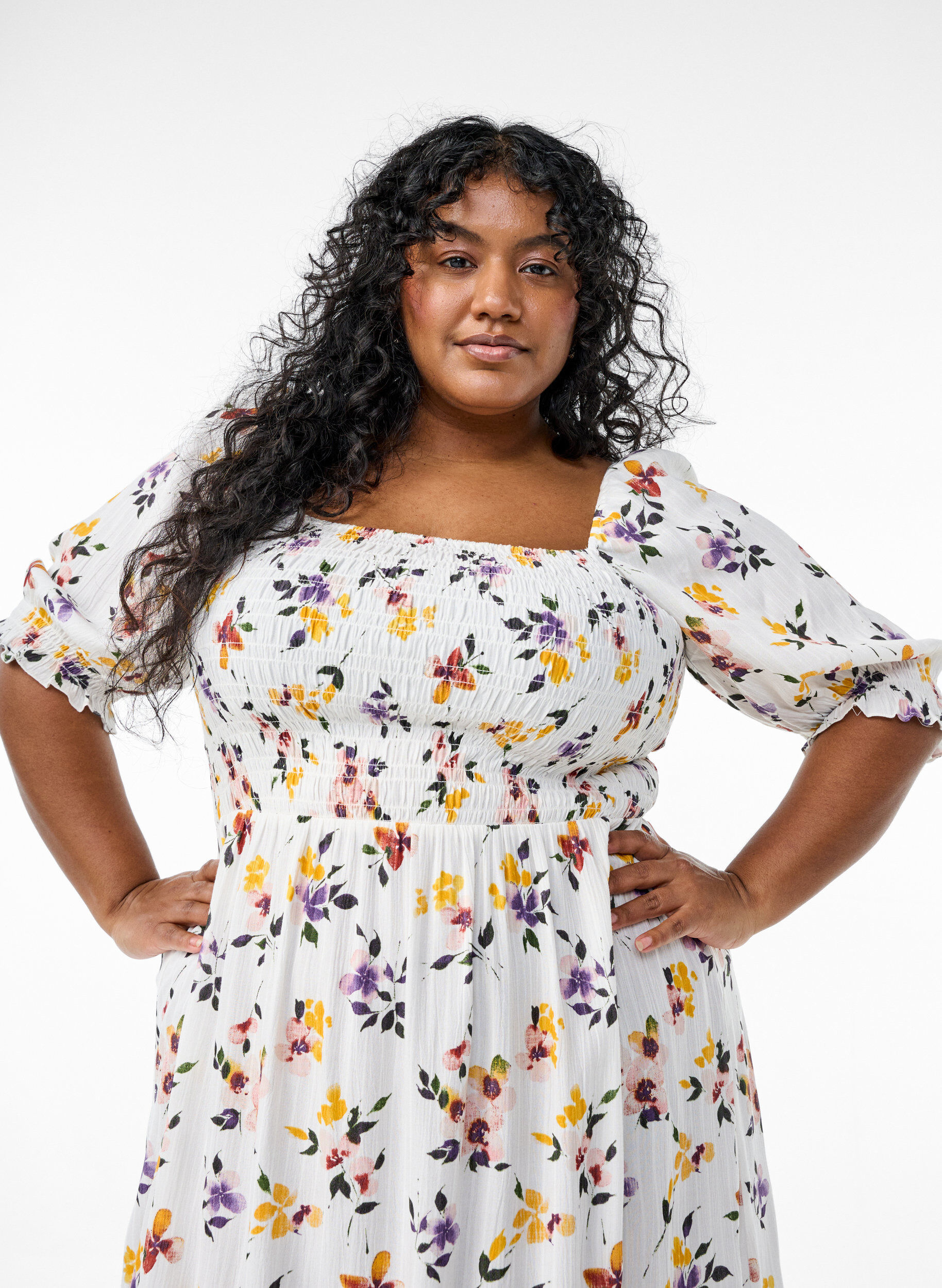 ZizziKukallinen midimekko viskoosista smokkirypytyksell&auml;, Valkoinen, Model image number 2