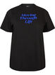 Puuvillainen T-paita tekstiprintill&auml;, Musta, Packshot image number 0