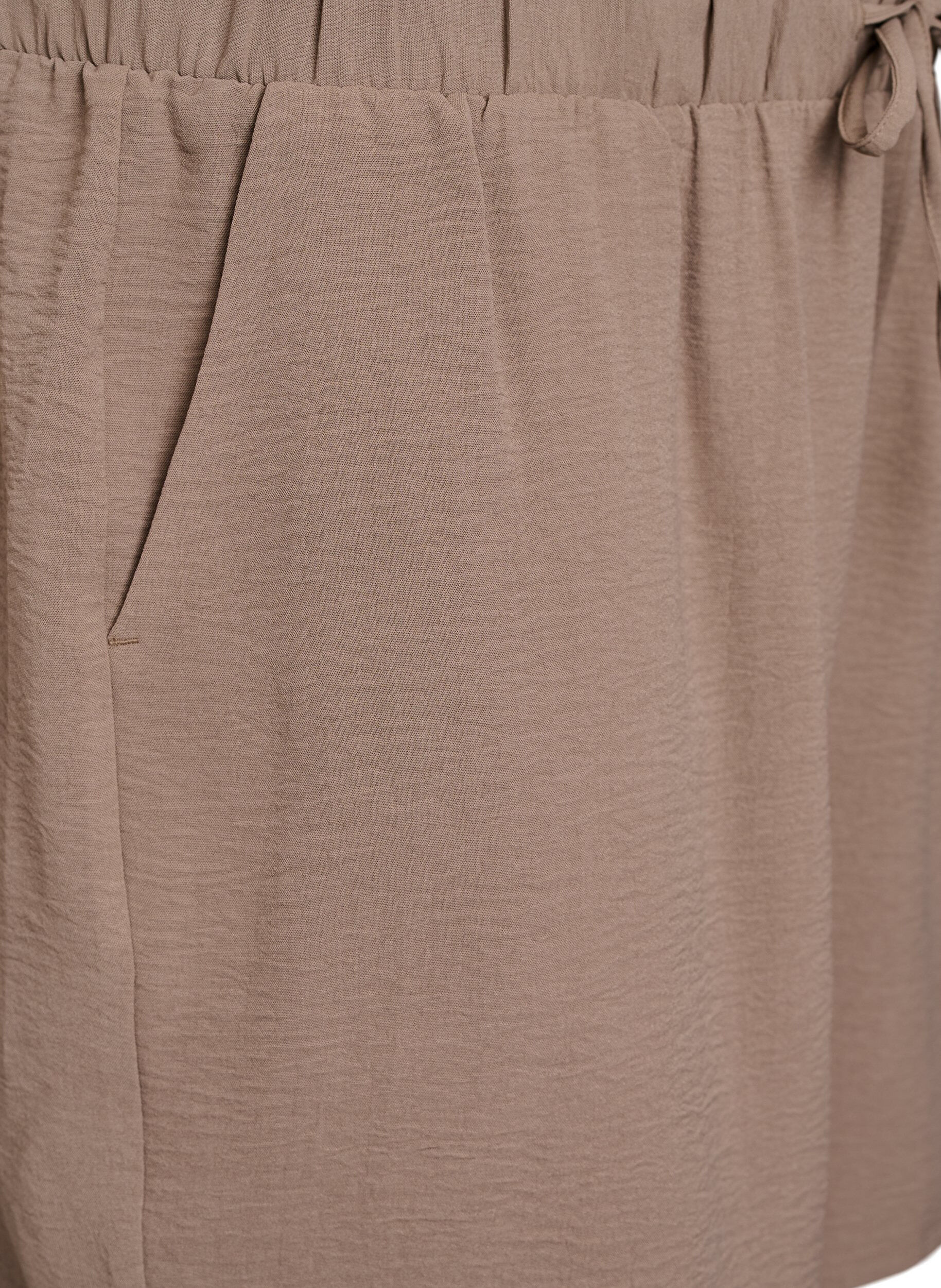 ZizziShortsit, joissa on taskut ja joustava vy&ouml;t&auml;r&ouml;nauha, Ruskea, Packshot image number 2