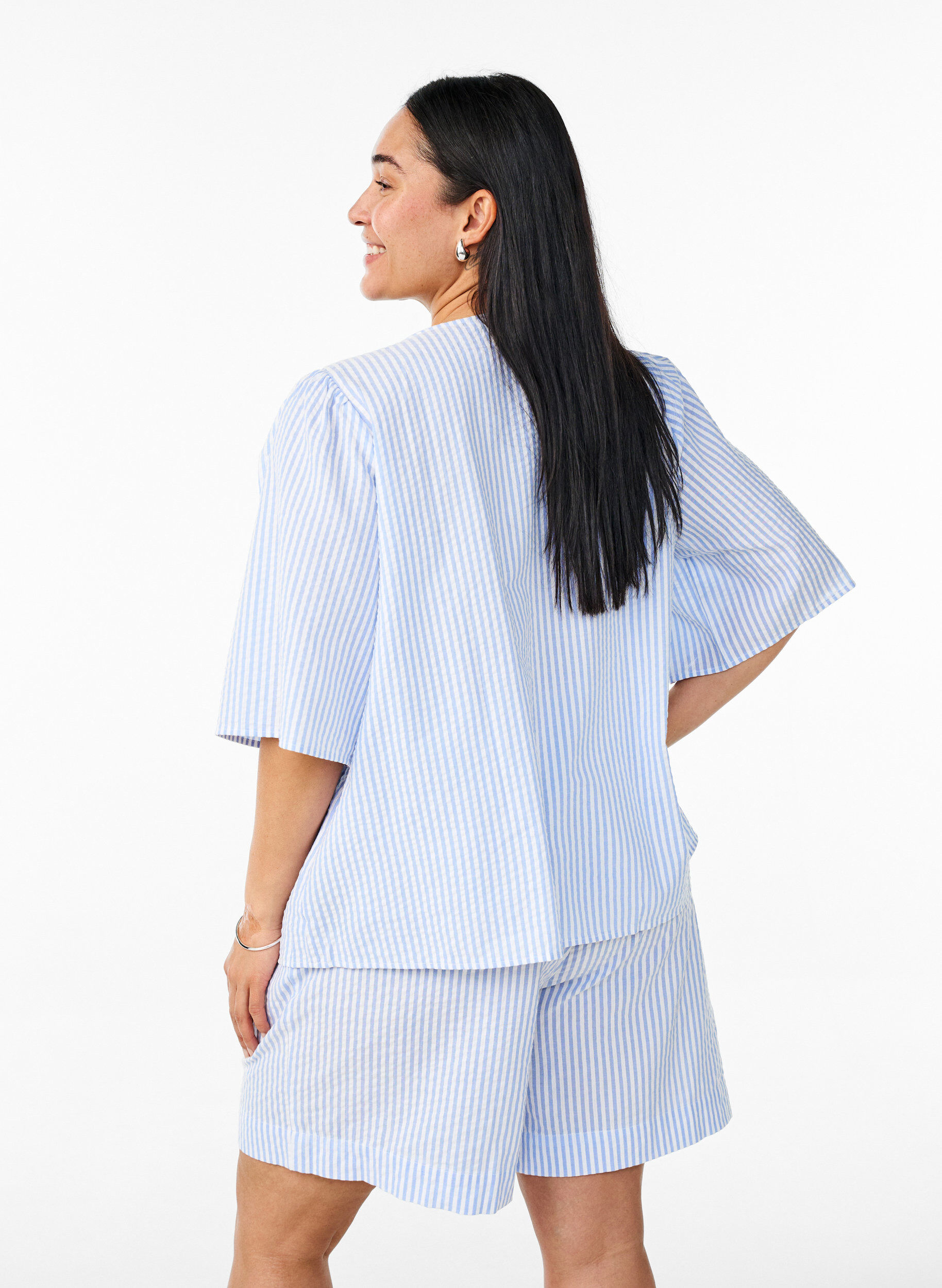 Zizzi FLASH &ndash; Raidalliset shortsit korkealla vy&ouml;t&auml;r&ouml;ll&auml;, Sininen, Model image number 2