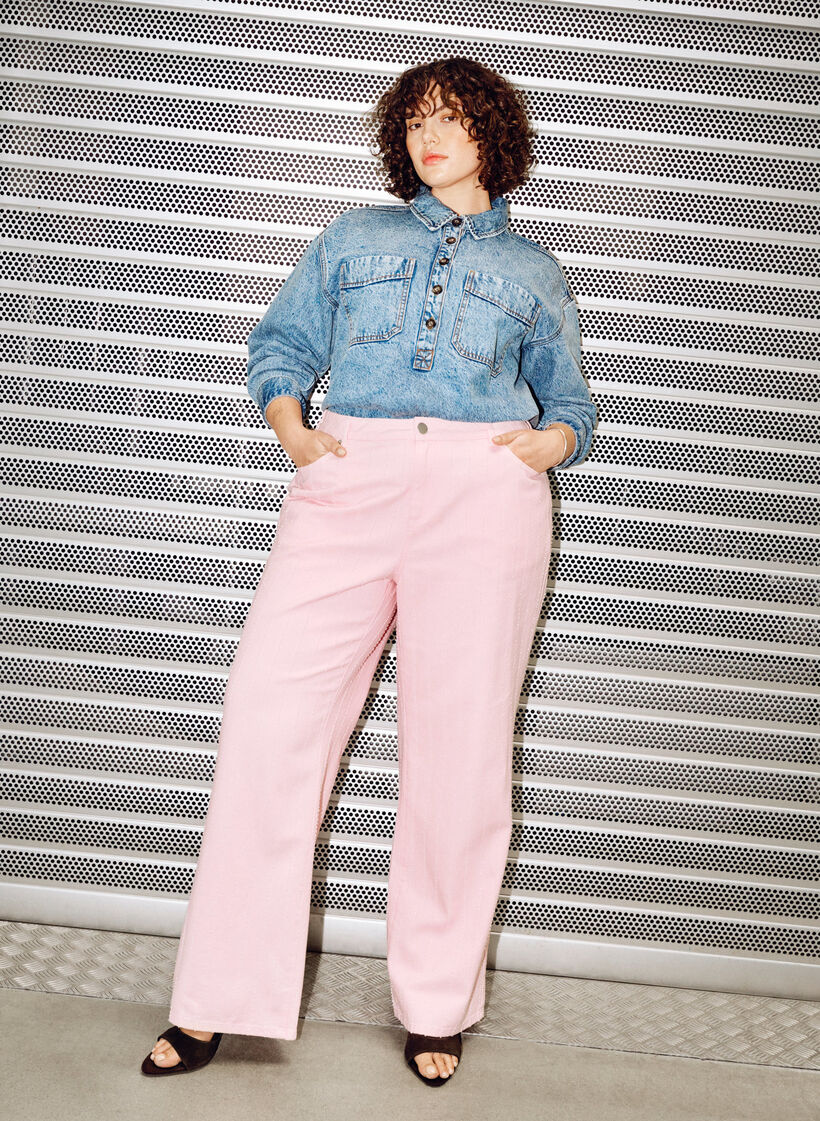 Myra-farkut v&auml;rillisest&auml; denimist&auml;, leve&auml;lestiset ja teksturoidulla kuviolla, Punainen, Image image number 0