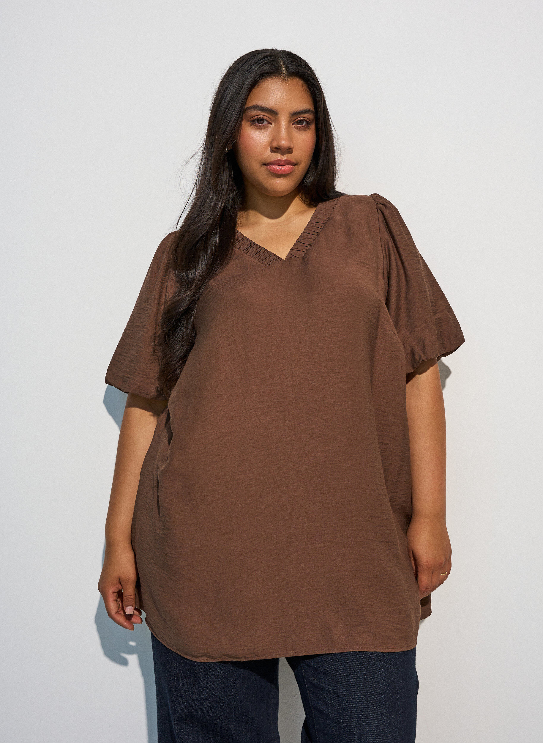ZizziTunika pallohihoilla ja V-p&auml;&auml;ntiell&auml;, Ruskea, Model image number 0