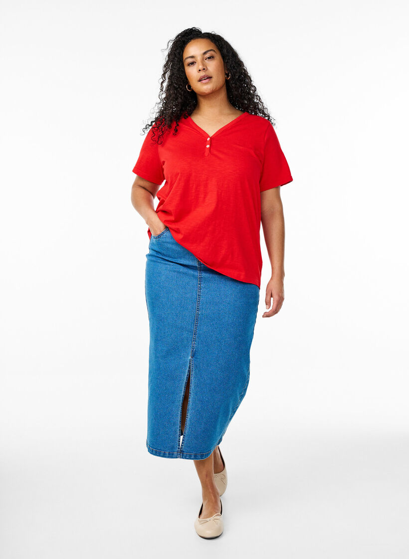 T-paita nappiyksityiskohdalla, Punainen, Model image number 1