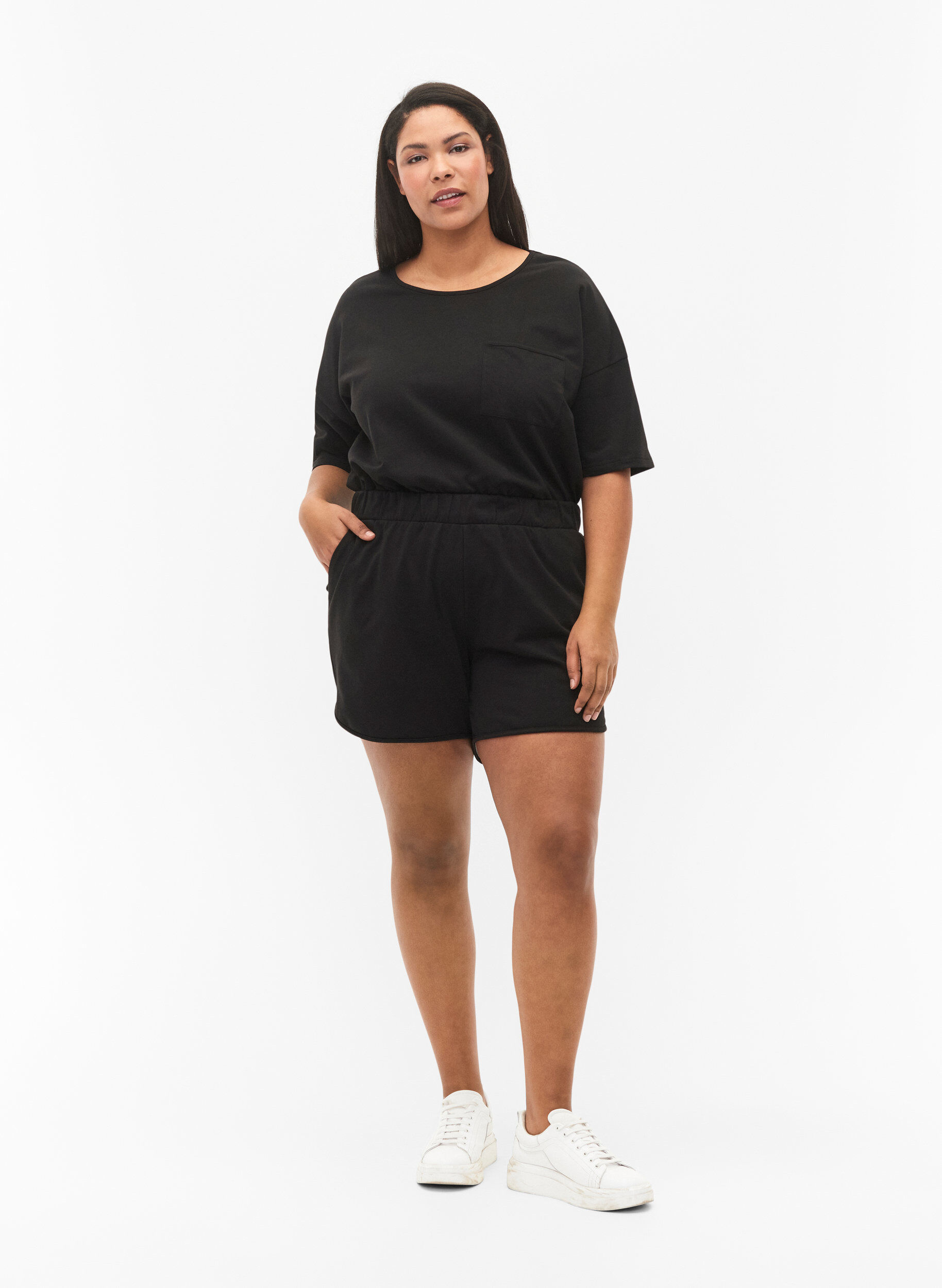 Zizzi Yksiv&auml;riset collegeshortsit taskuilla, Black, Model image number 3