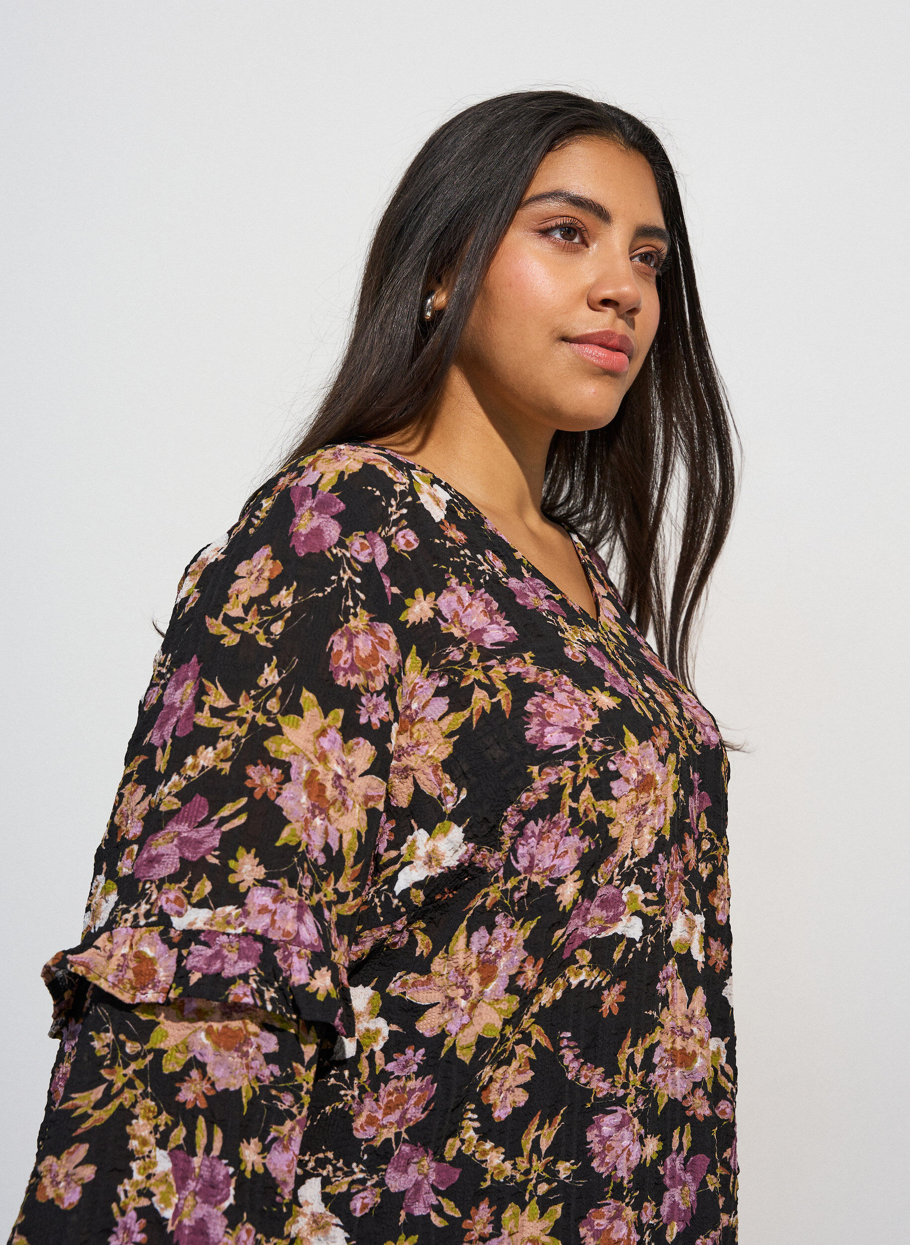 ZizziKukkakuviollinen pusero ja r&ouml;yhel&ouml;yksityiskohdat, Musta, Model image number 3