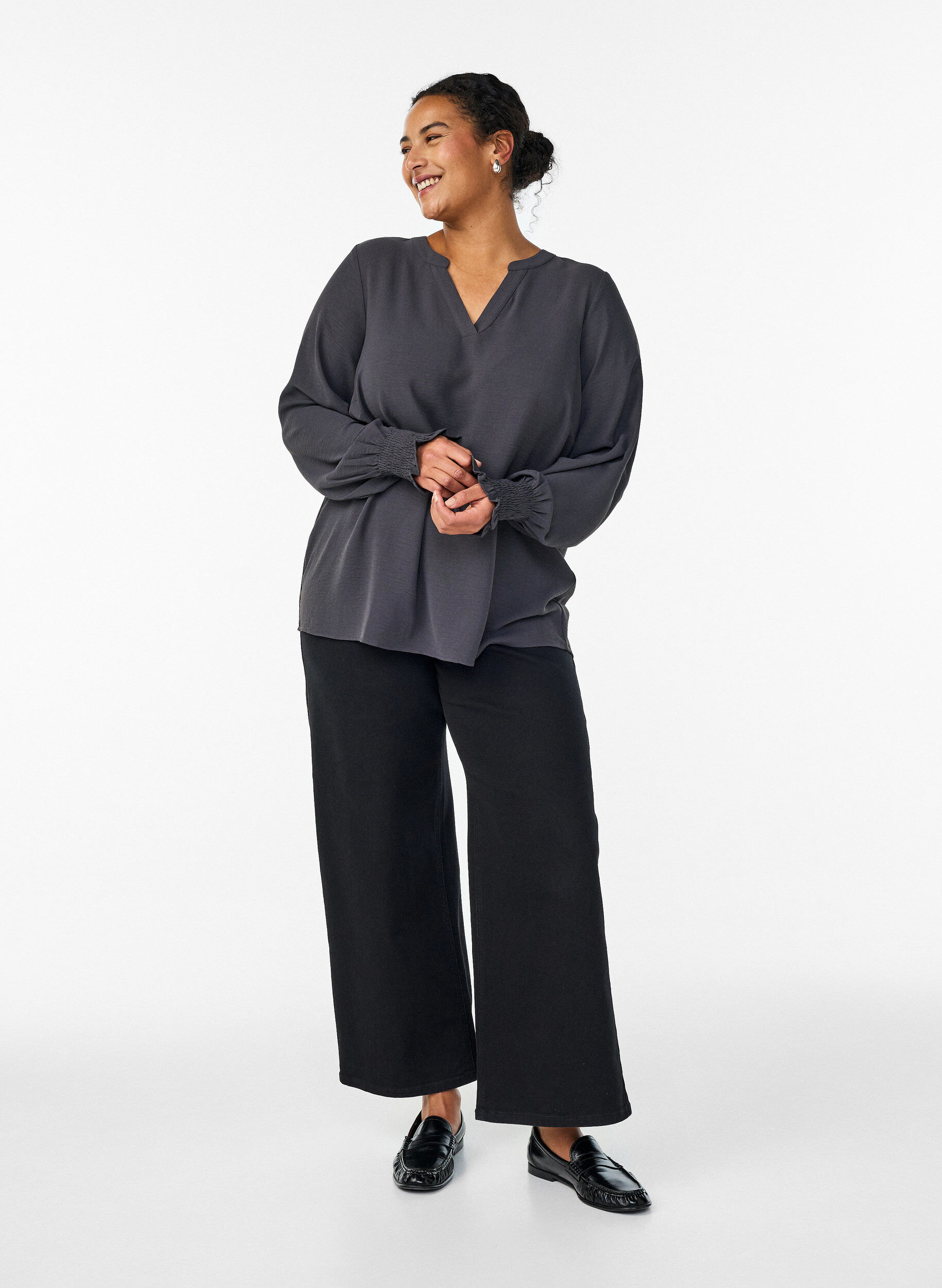 Zizzi Pusero smock-kalvosimilla ja v-p&auml;&auml;ntiell&auml;, Harmaa, Model image number 1