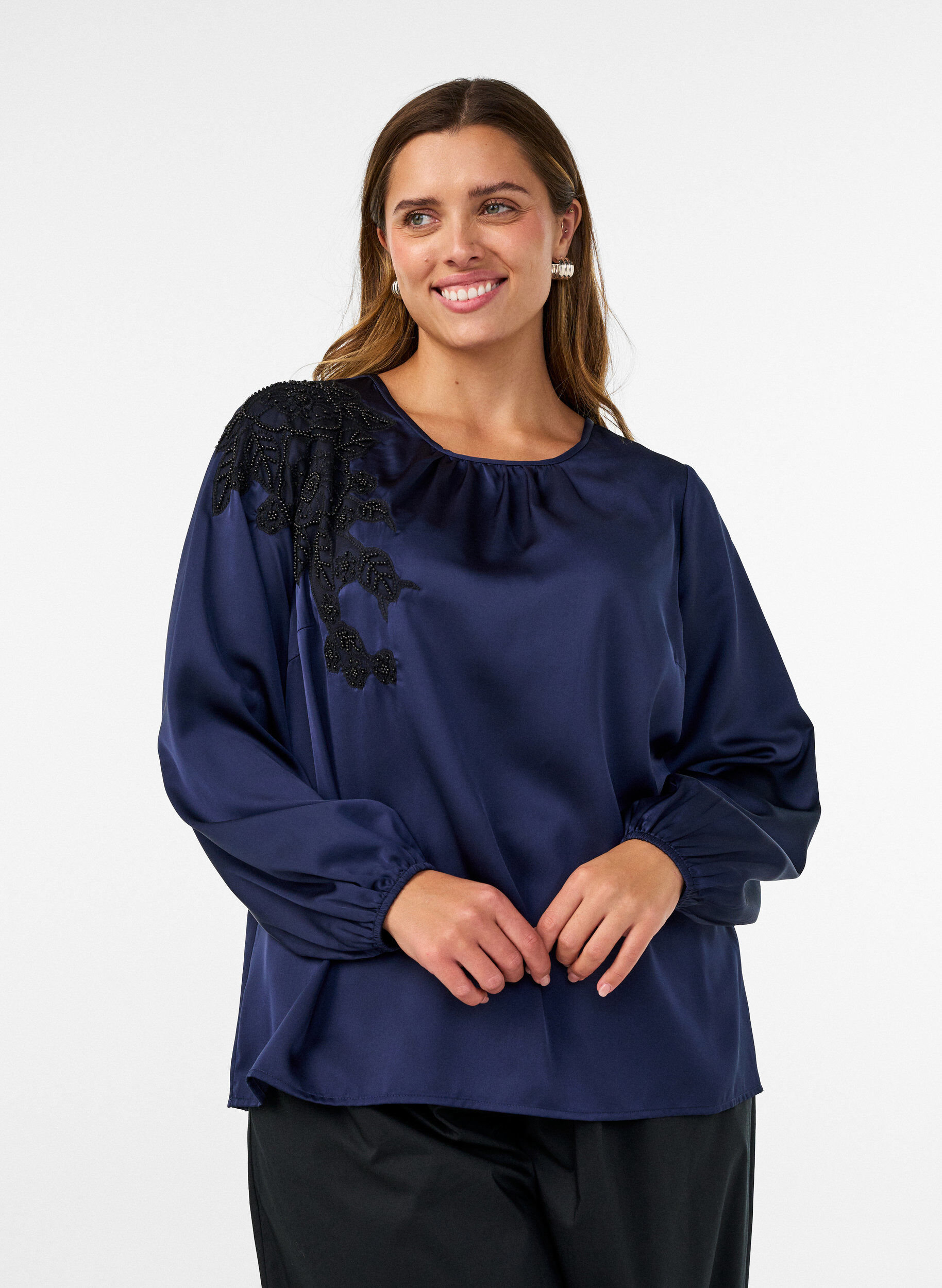 ZizziSatiinipusero pitsiaplikaatioilla ja helmill&auml;, Sininen, Model image number 0