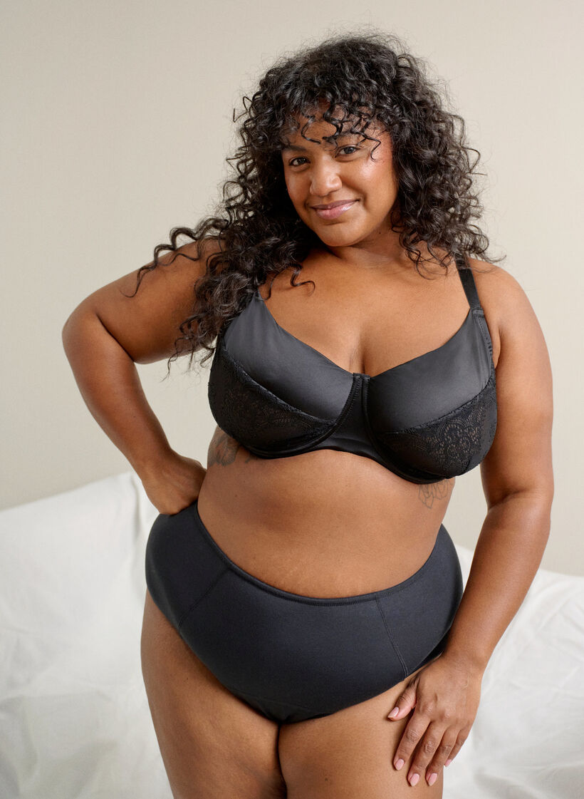 T&auml;ysin peitt&auml;v&auml;t rintaliivit pitsill&auml; ja mikrokuidulla, Musta, Image image number 0