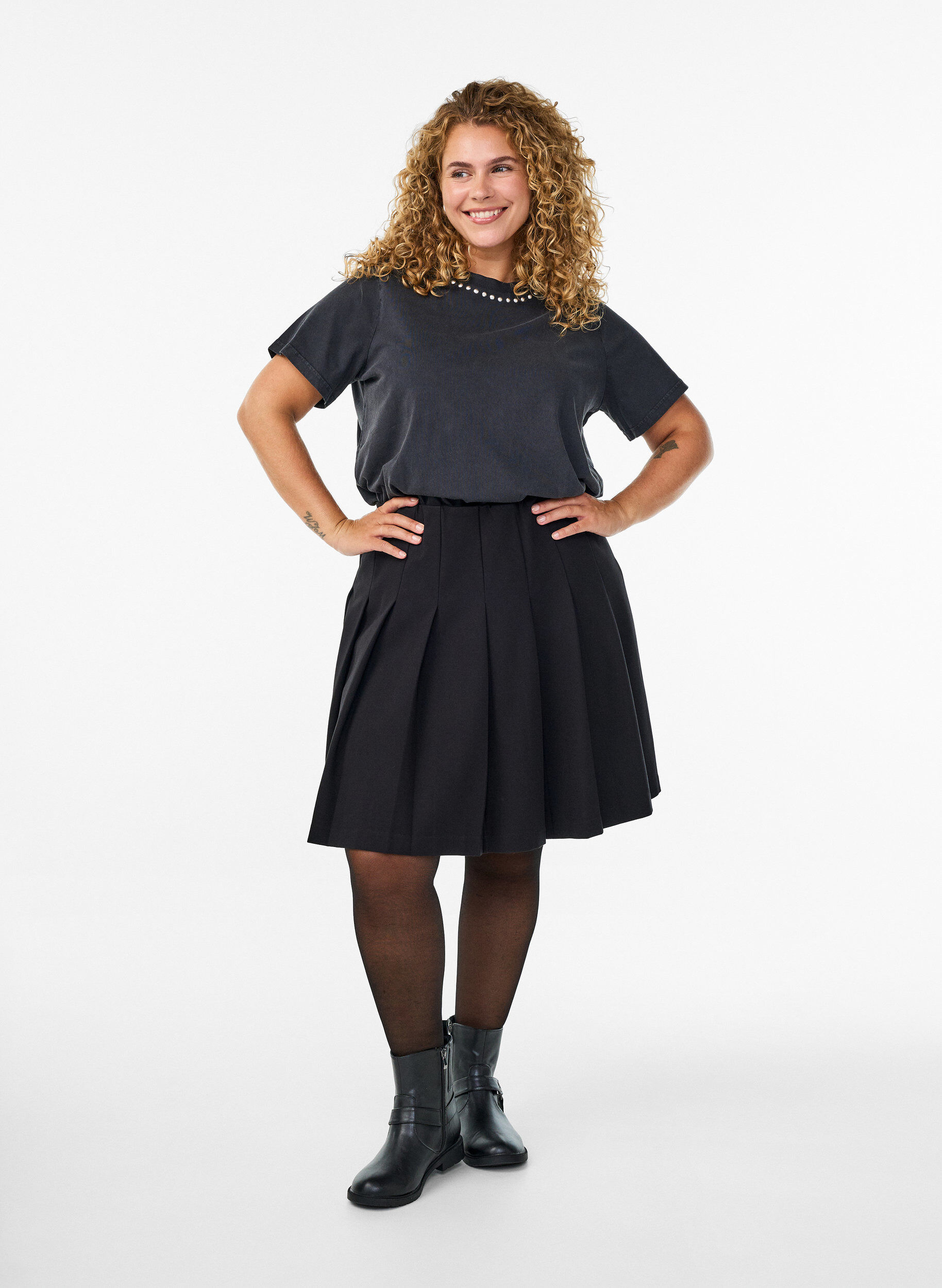 ZizziLyhyt pliseerattu hame joustavalla vy&ouml;t&auml;r&ouml;ll&auml;, Musta, Model image number 1