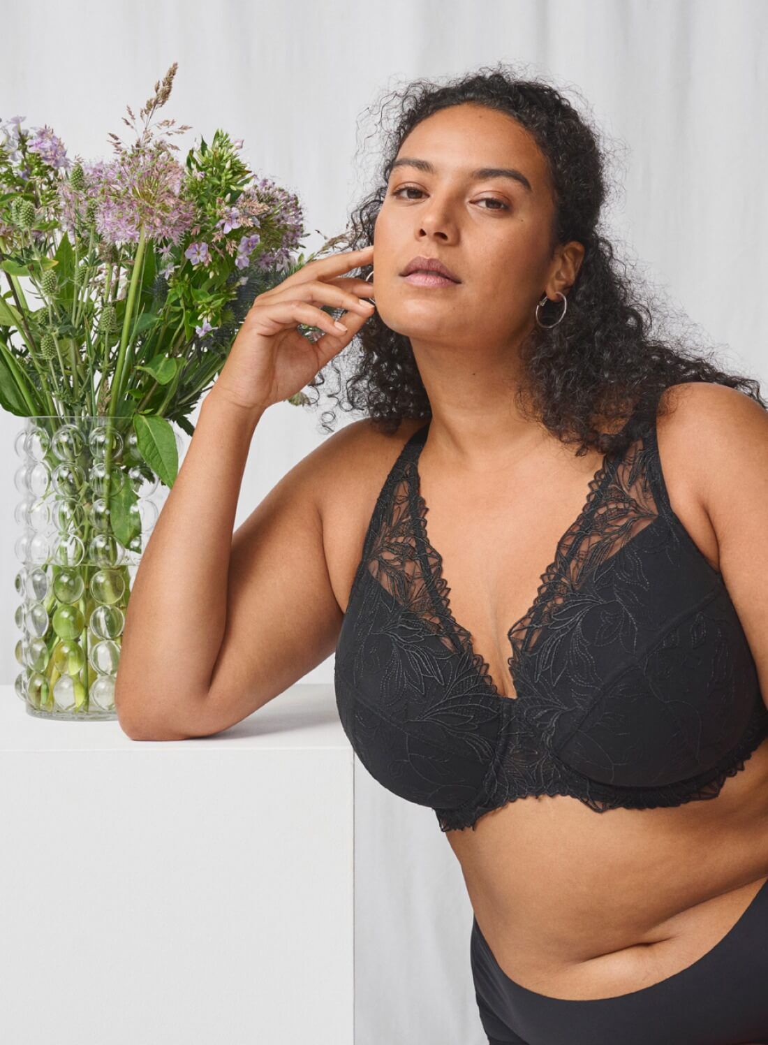 Pehmustetut pitsirintaliivit ja saumattomat stringit, , Model