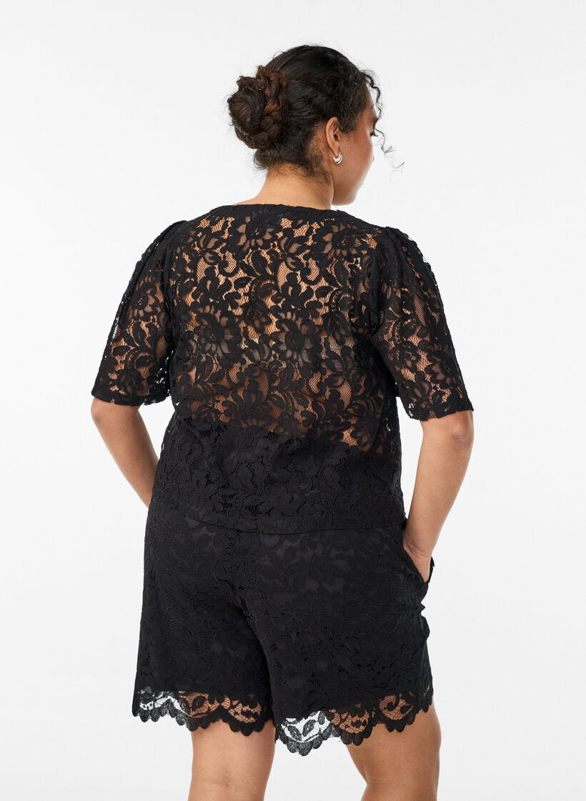 Pitsishortsit korkealla vy&ouml;t&auml;r&ouml;ll&auml; ja taskuilla, Musta, Model image number 2
