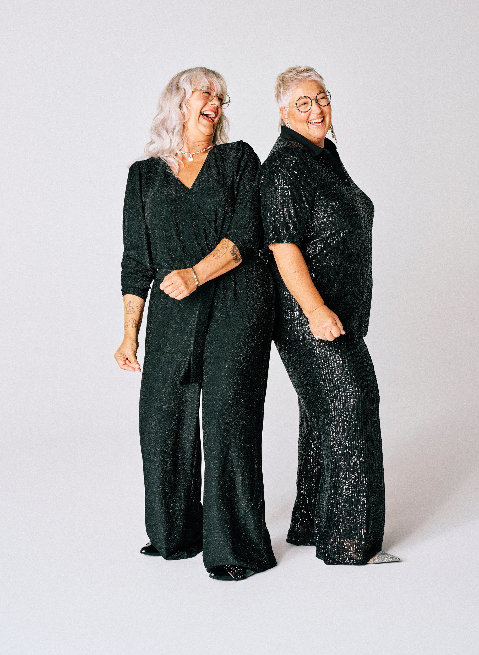 Zizzi Paljettipaita pikeekauluksella ja lyhyill&auml; hihoilla, Musta, Image image number 0