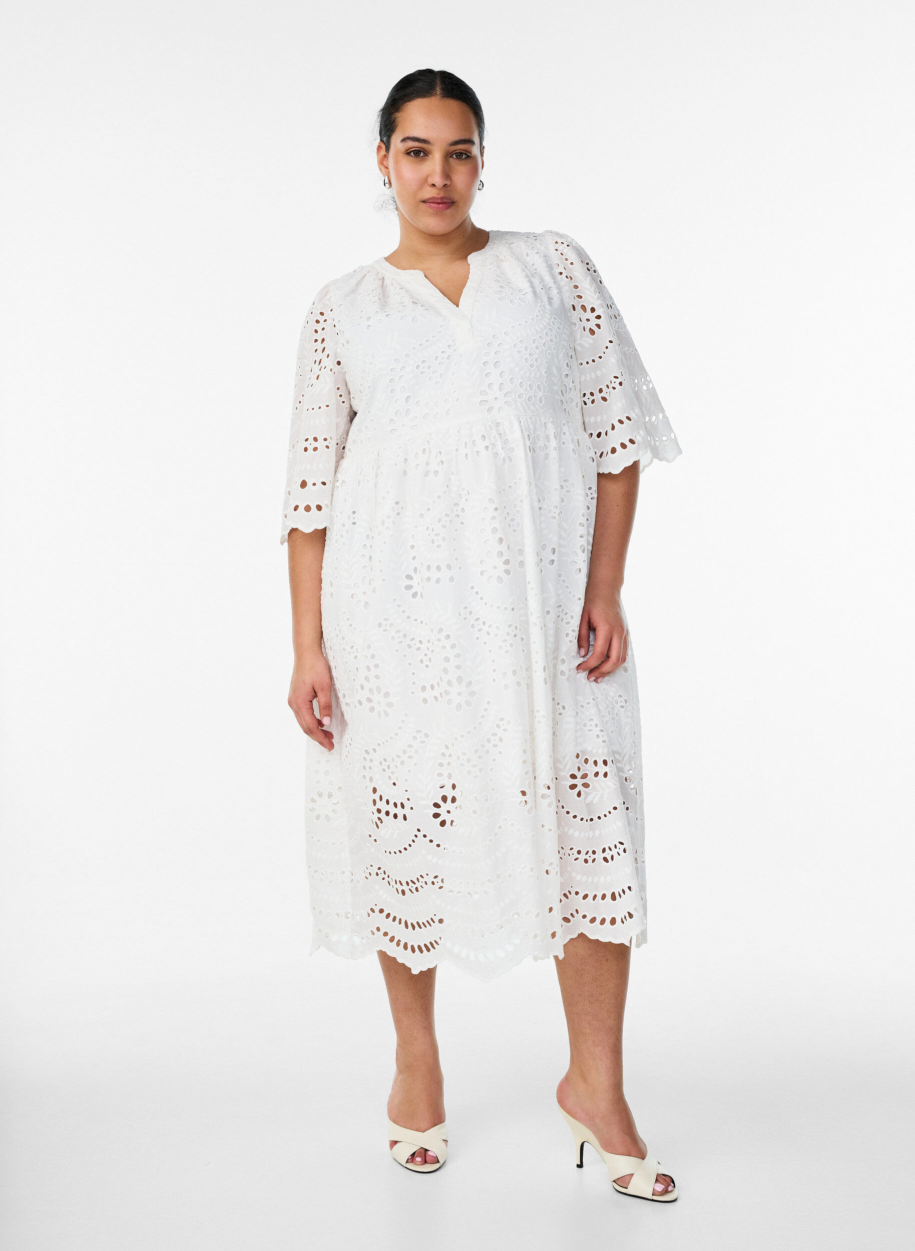 Zizzi Midimekko broderie anglaise -kirjailulla ja empirelinjalla, Valkoinen, Model image number 0