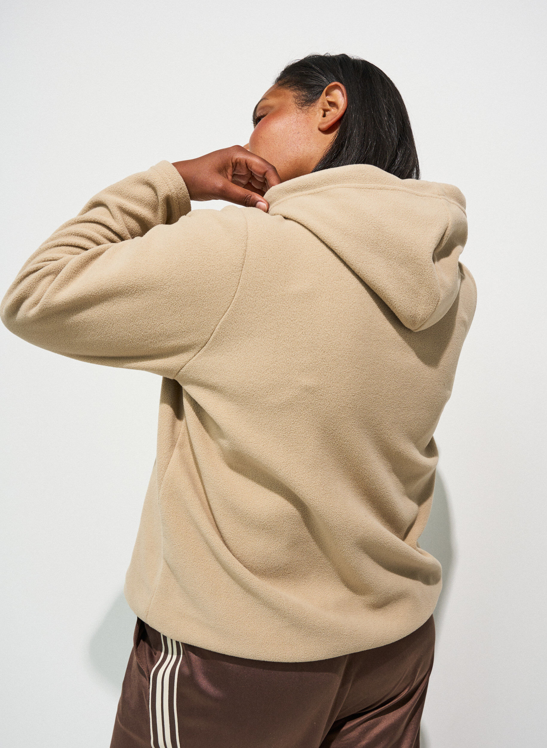 ZizziFleece-huppari korkealla kauluksella ja brodeeratulla tekstill&auml;, Beige, Model image number 1