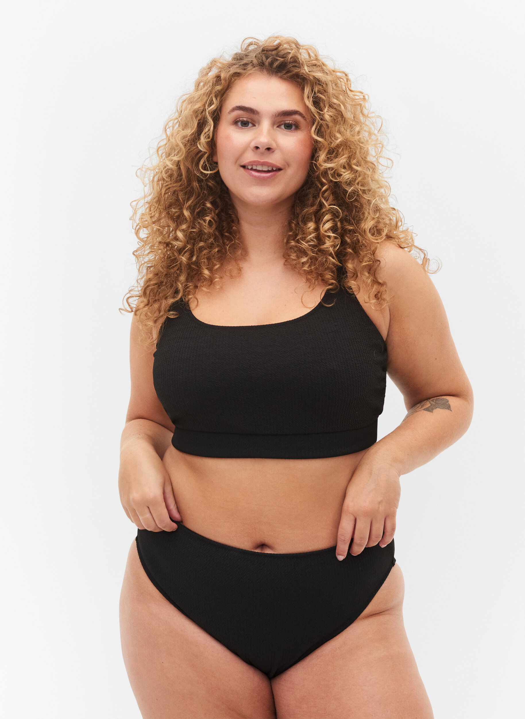 Zizzi Korkeavy&ouml;t&auml;r&ouml;inen krepattu bikinialaosa, Black, Model image number 0