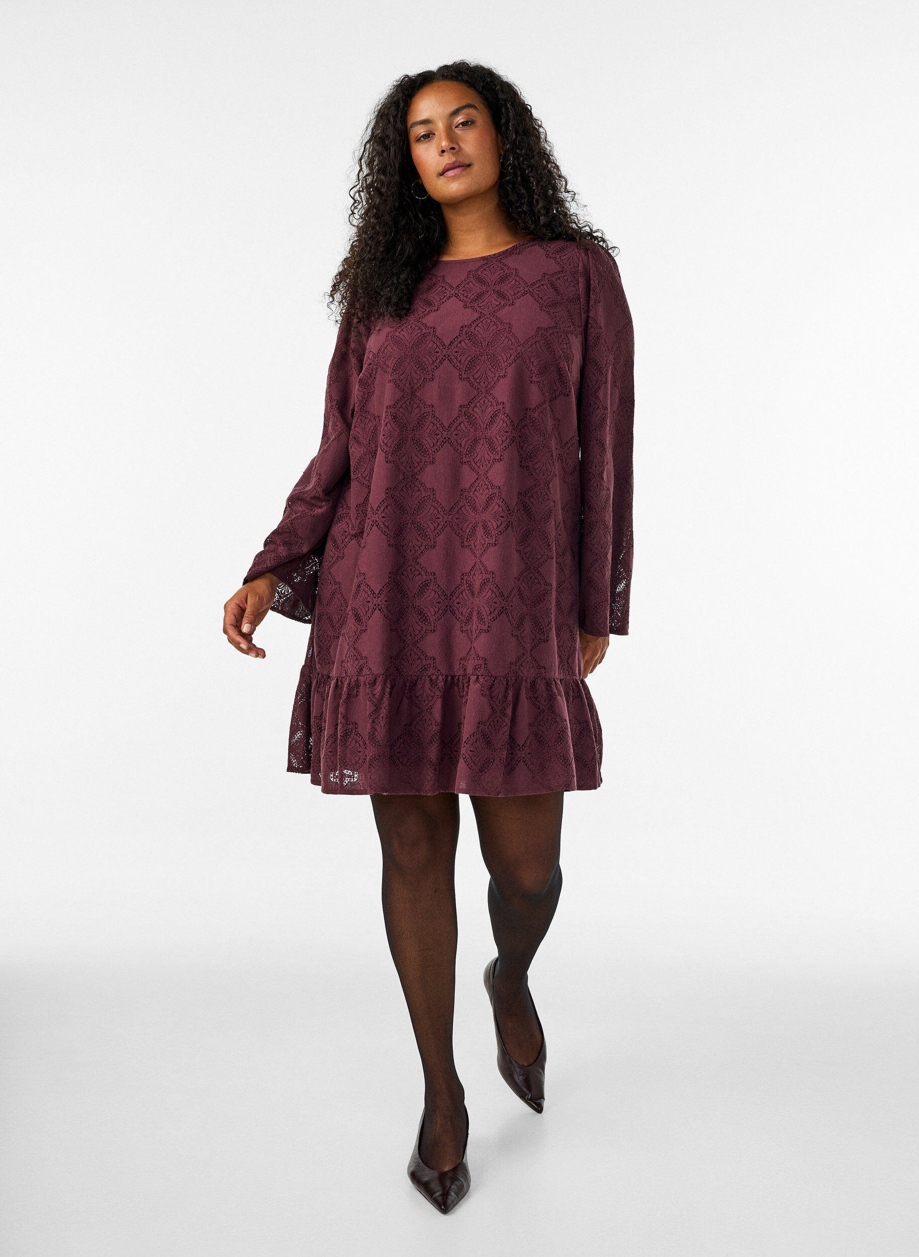 ZizziPitsimekko pitkiss&auml; hihoilla ja r&ouml;yhel&ouml;helmalla, Tumma Bordeaux, Model image number 1
