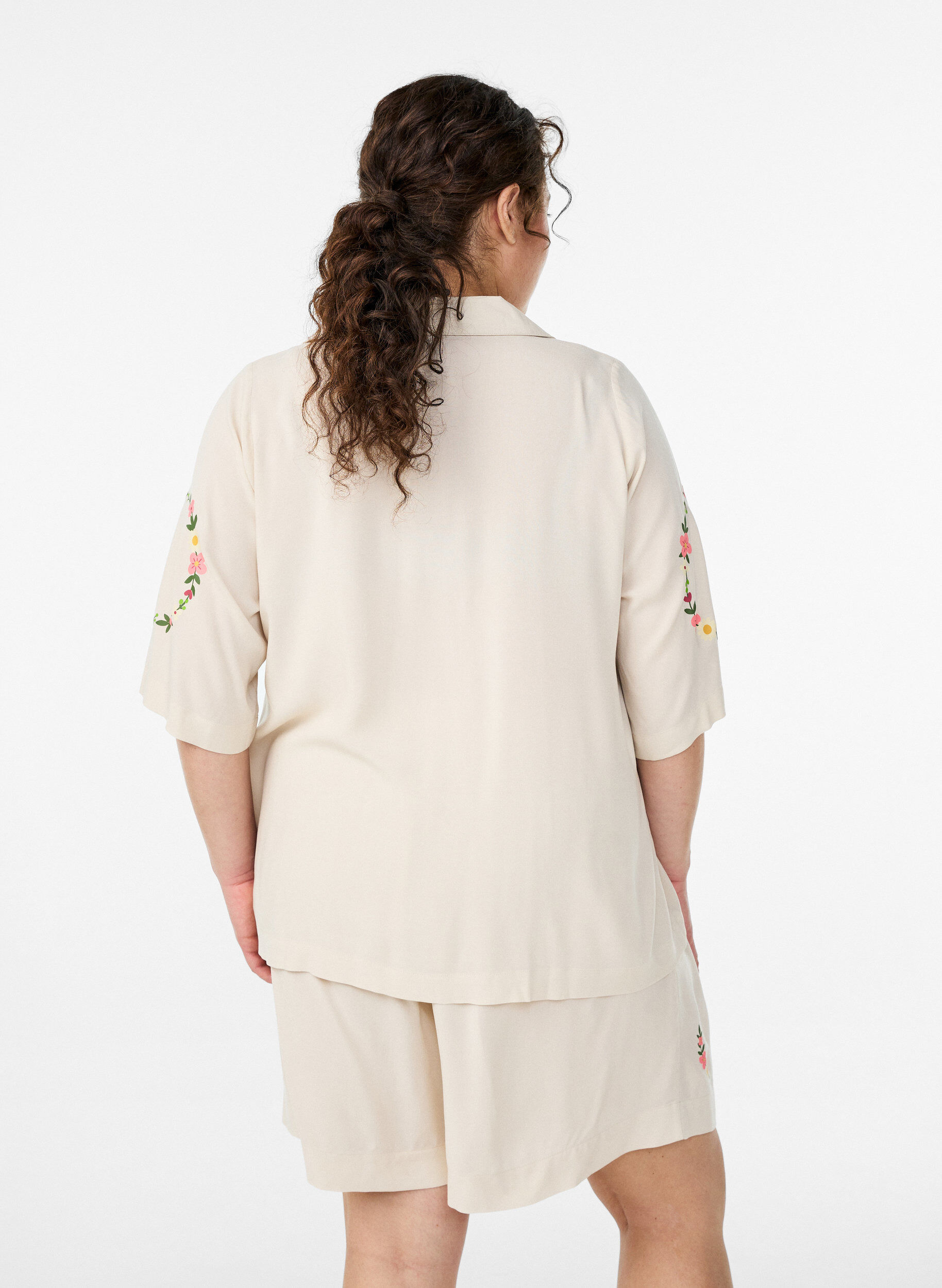 Zizzi Rentoistuvaiset pyjamashortsit viskoosista korkealla vy&ouml;t&auml;r&ouml;ll&auml;, Beige, Model image number 2