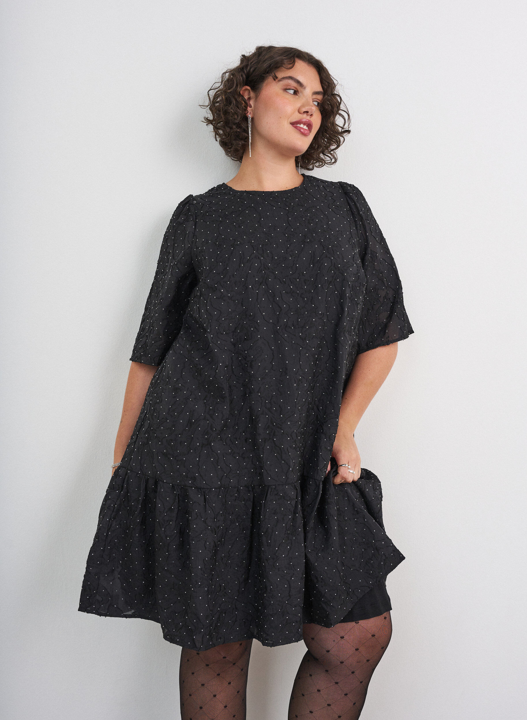 Jacquard-mekko kimaltelevilla yksityiskohdilla ja pussihihoilla, Musta, Model