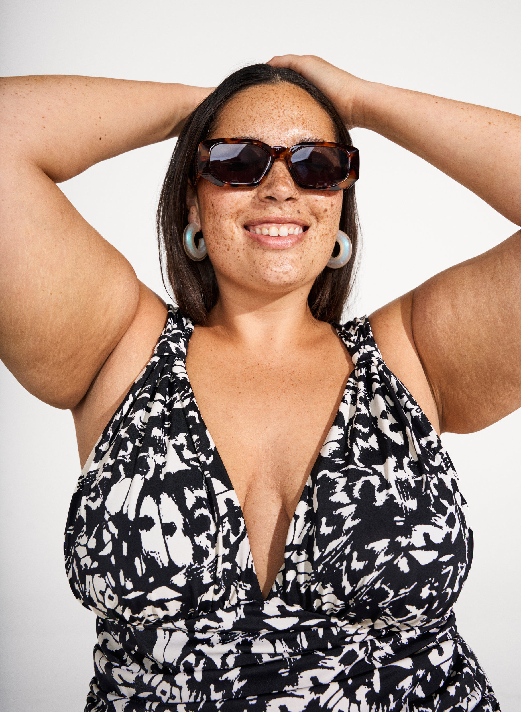 Zizzi Kuvioitu uima-asu syv&auml;ll&auml; V-p&auml;&auml;ntiell&auml;, Musta, Image image number 0