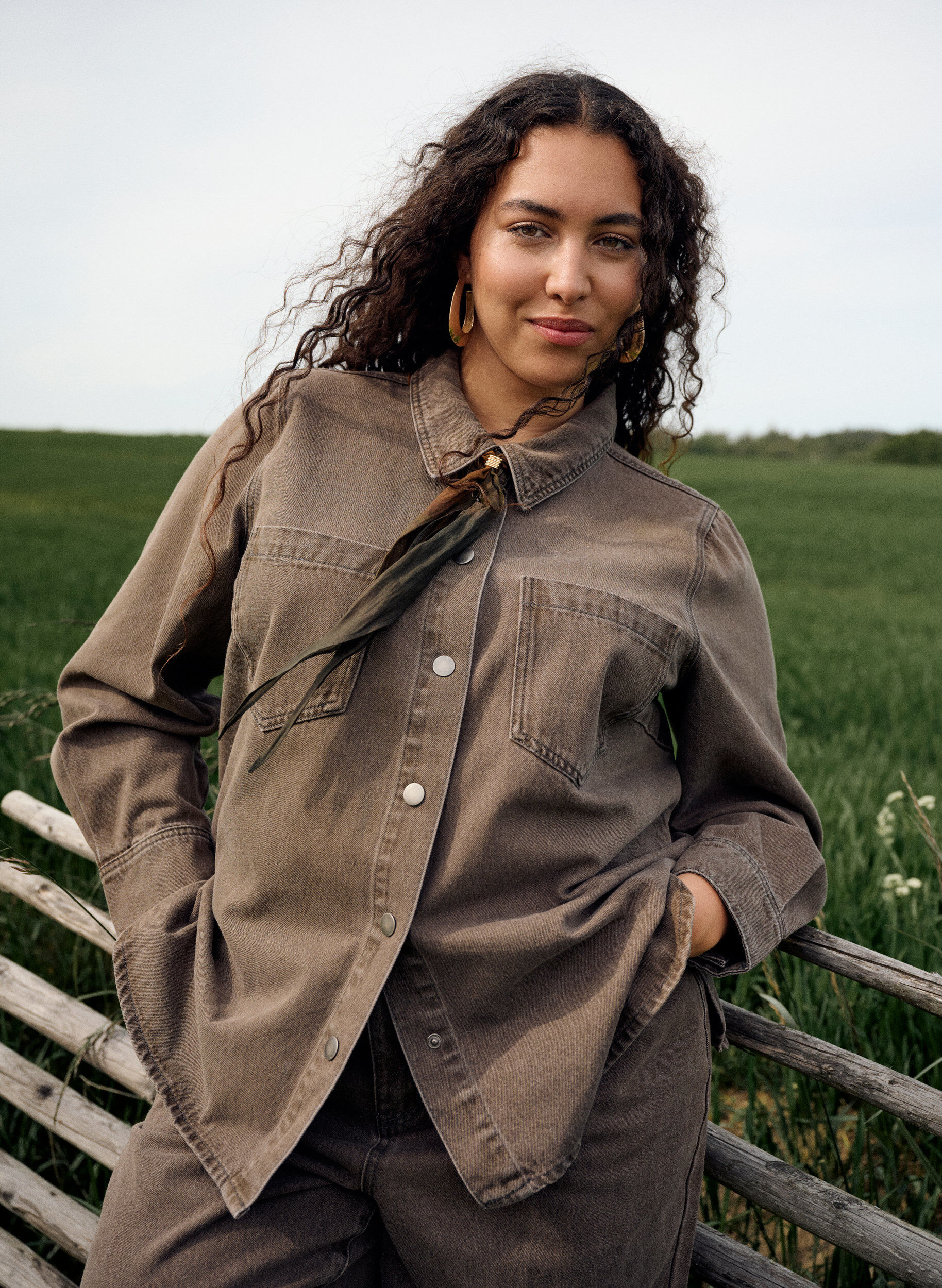 Zizzi V&auml;rik&auml;s denim-paita rintataskuilla, Ruskea, Image image number 0