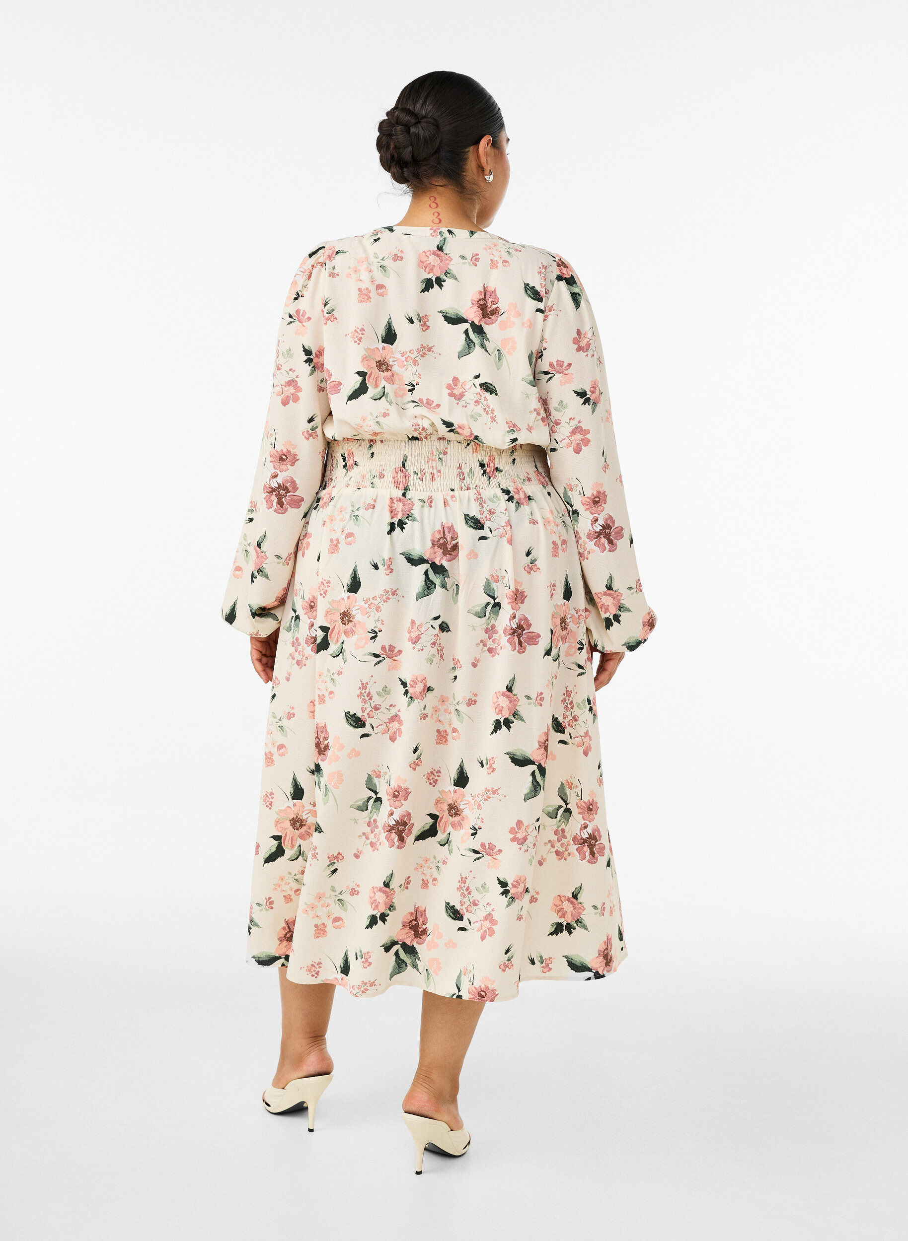 ZizziMidi-mekko smockilla ja koristeellisilla napeilla, Beige, Model image number 1