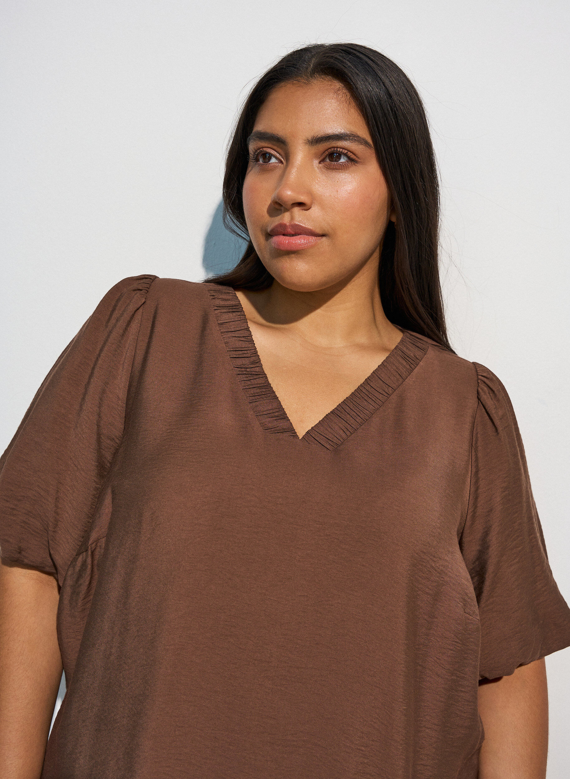 ZizziPusero pallohihoilla ja V-p&auml;&auml;ntiell&auml;, Ruskea, Model image number 3