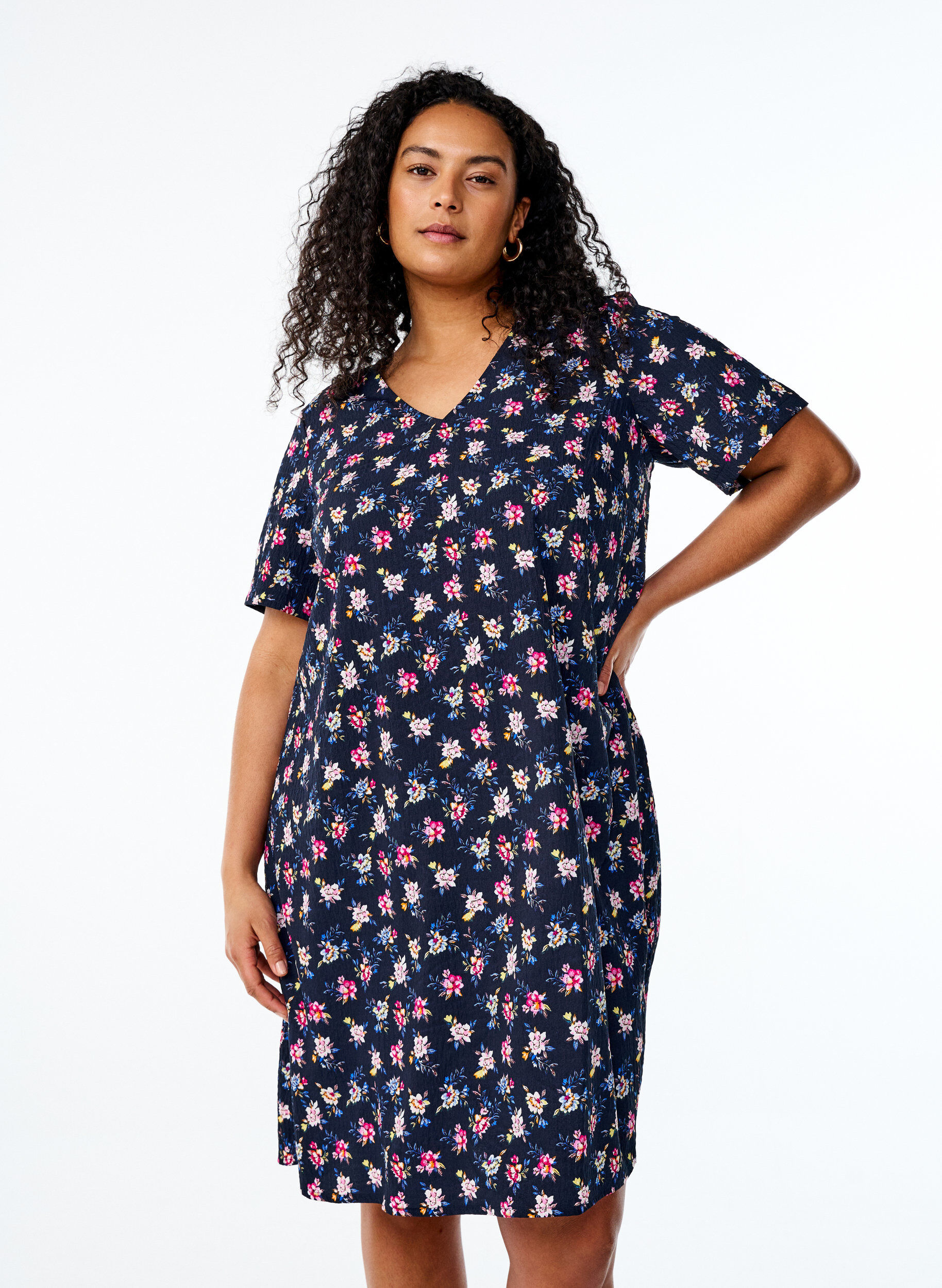 Zizzi FLASH - Lyhythihainen mekko V-p&auml;&auml;ntiell&auml;, Sininen, Model image number 0