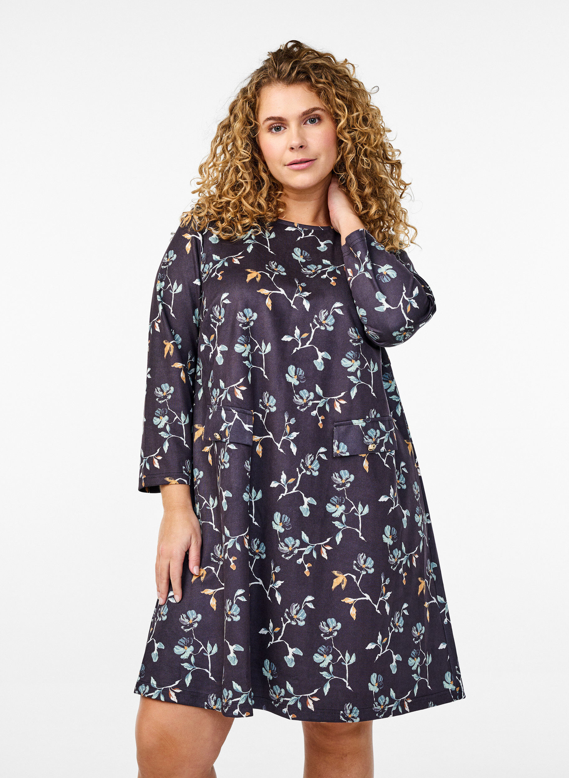 Zizzi Lyhyt A-linjainen mekko 7/8-hihoilla, Musta, Model image number 0