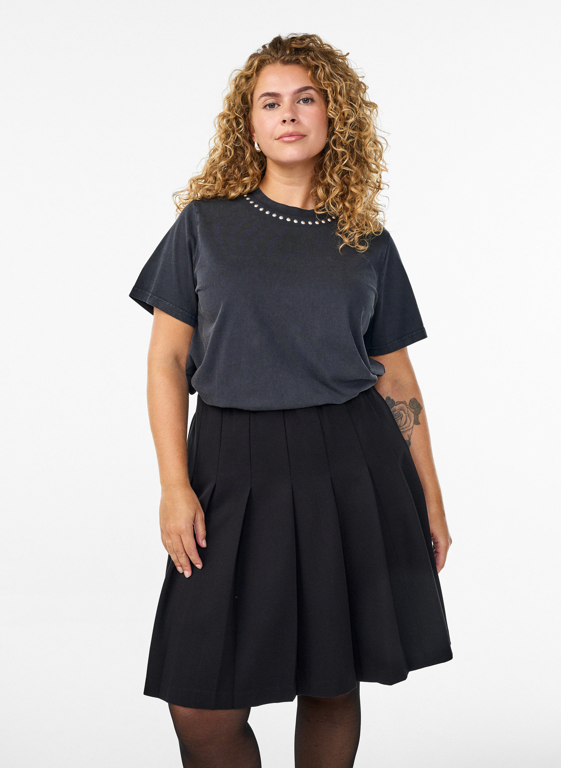 Lyhyt pliseerattu hame joustavalla vy&ouml;t&auml;r&ouml;ll&auml;, Musta, Model