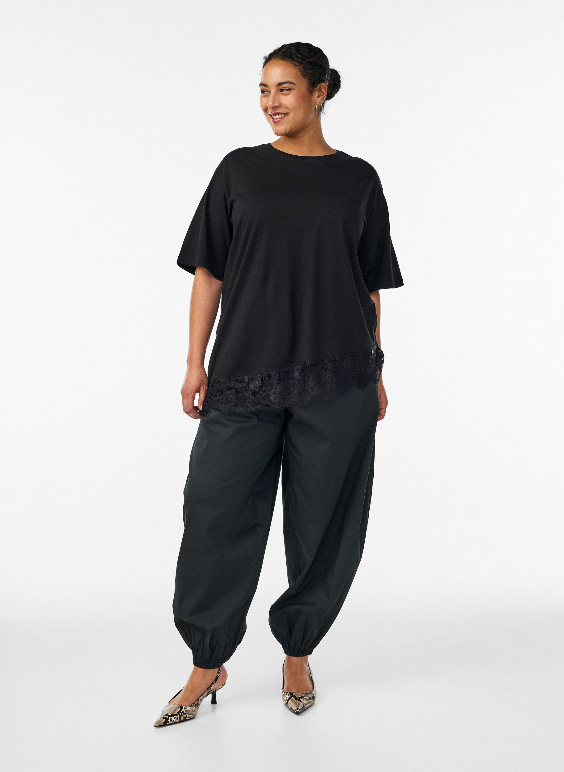 ZizziT-paita ep&auml;symmetrisell&auml; pitsihelmalla, Musta, Model image number 1