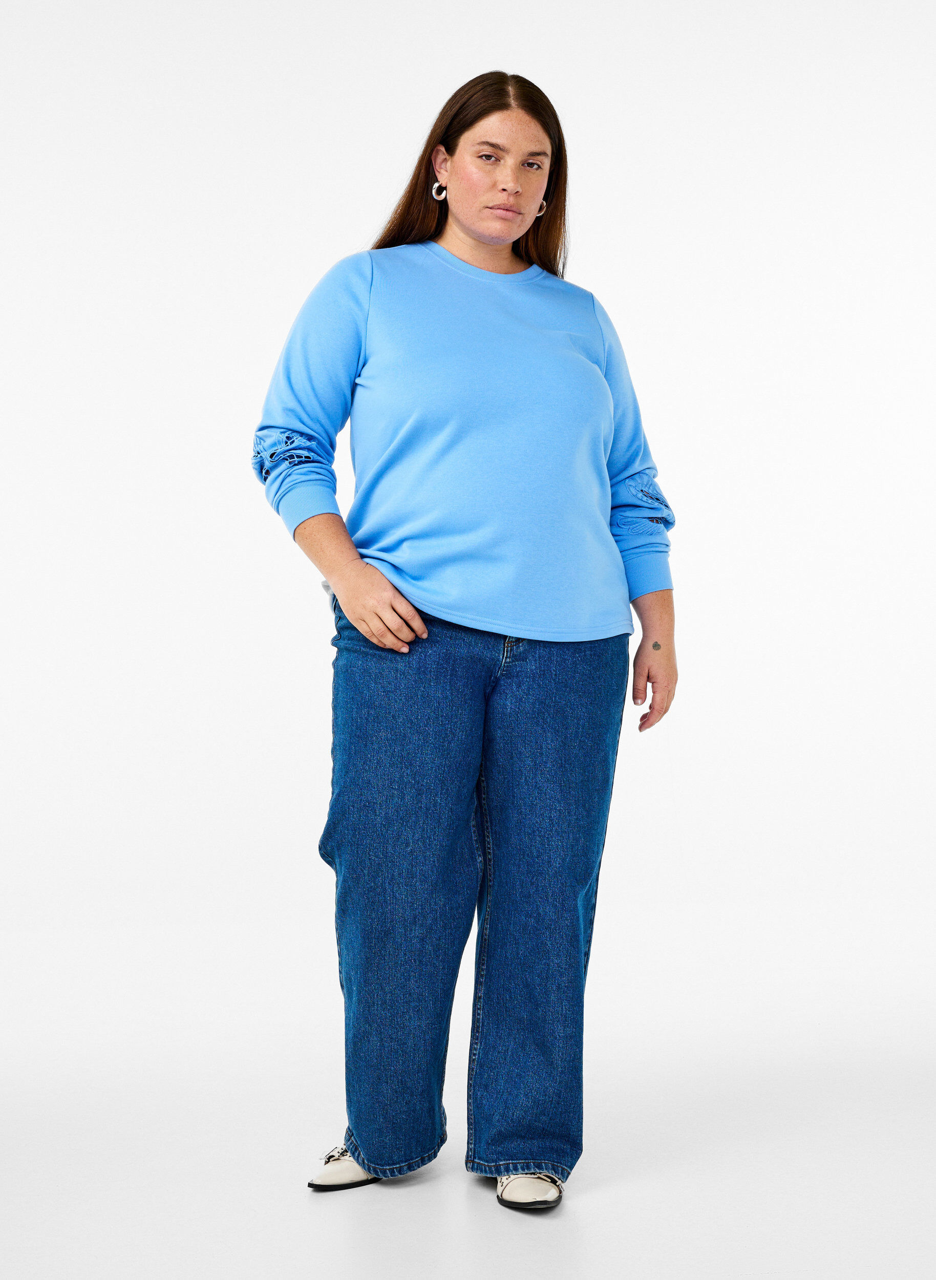 Zizzi Collegepaita, jossa kirjailtuja aukkoja, Della Robbia Blue, Model image number 2