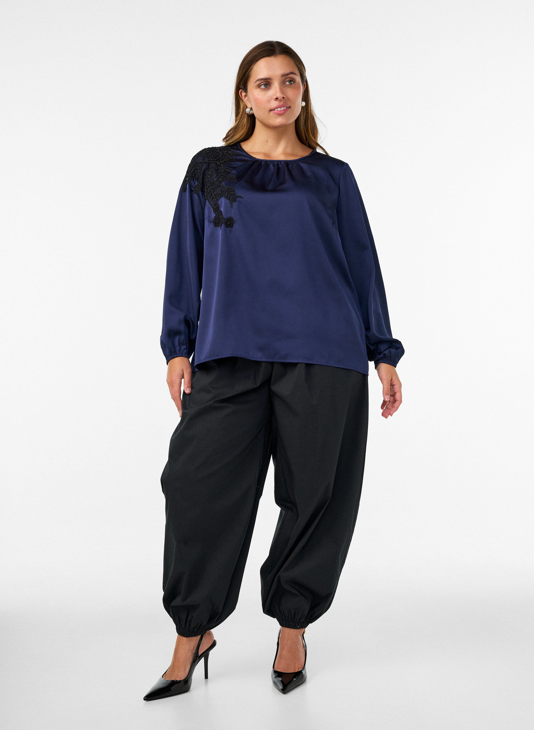 ZizziSatiinipusero pitsiaplikaatioilla ja helmill&auml;, Sininen, Model image number 1