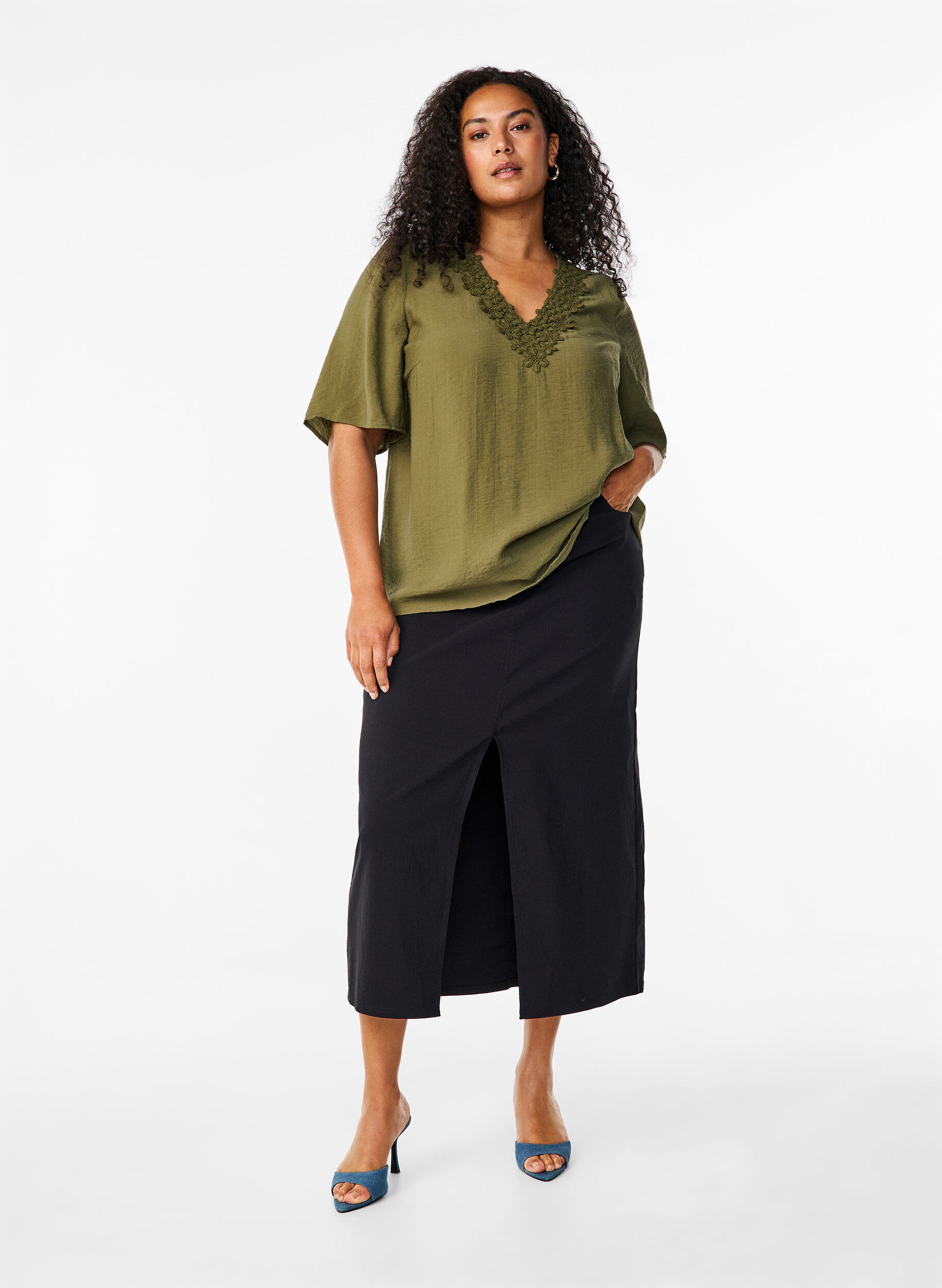 Zizzi Viskoosipusero V-p&auml;&auml;ntiell&auml; ja kirjailluilla yksityiskohdilla, Vihre&auml;, Model image number 1