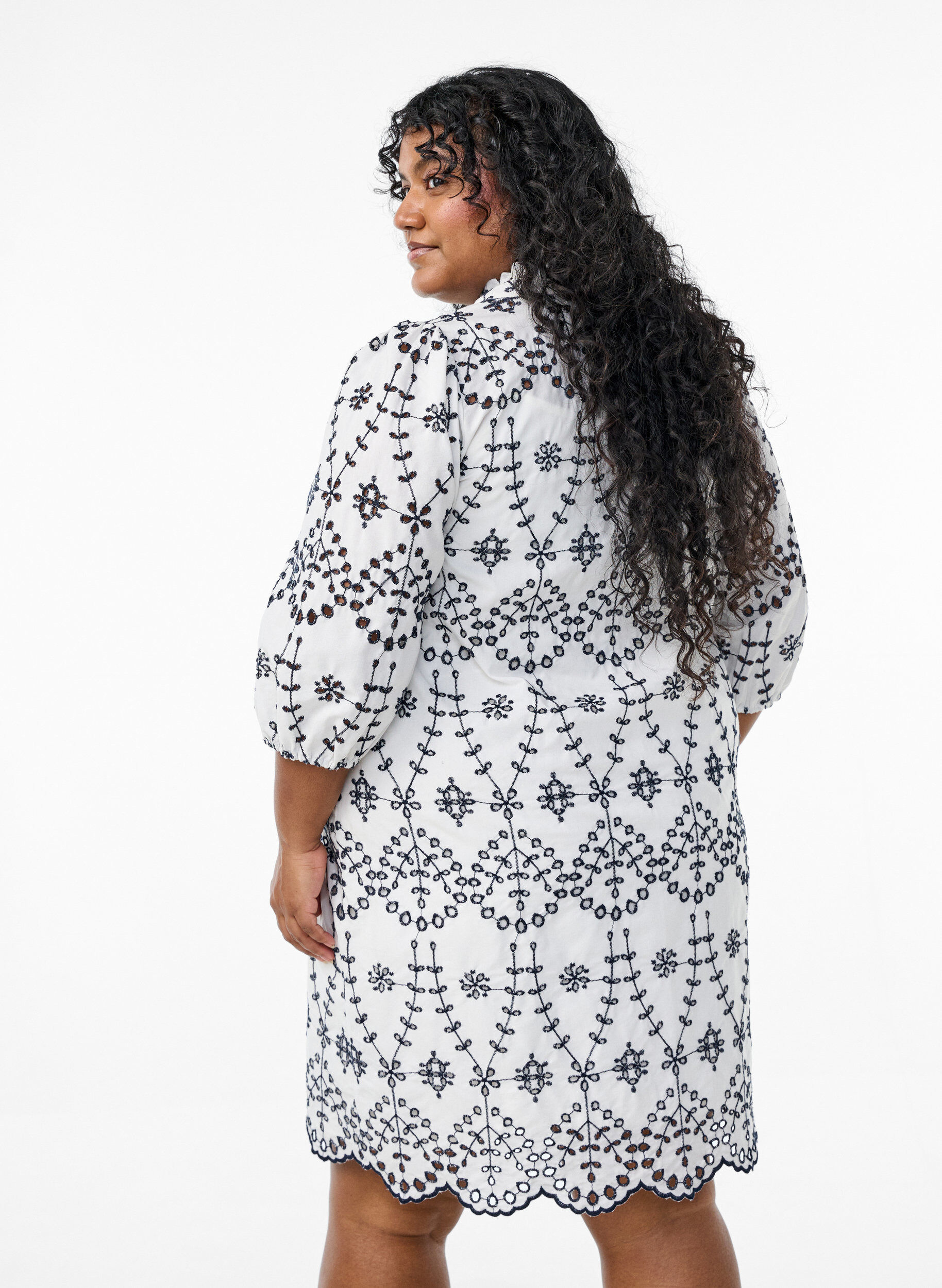 Zizzi Mekko kontrastia luovalla anglais-kirjonnalla, White w. Navy Blazer, Model image number 1