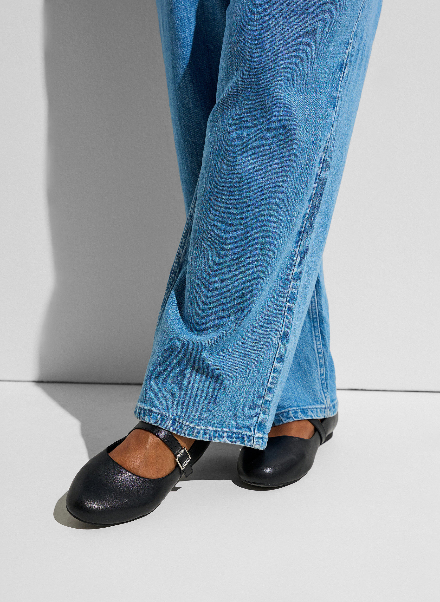 Ballerinat tekonahasta remmill&auml;, Musta, Model