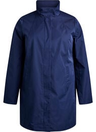 Siirtym&auml;takki taskuilla ja korkealla kauluksella, Sininen