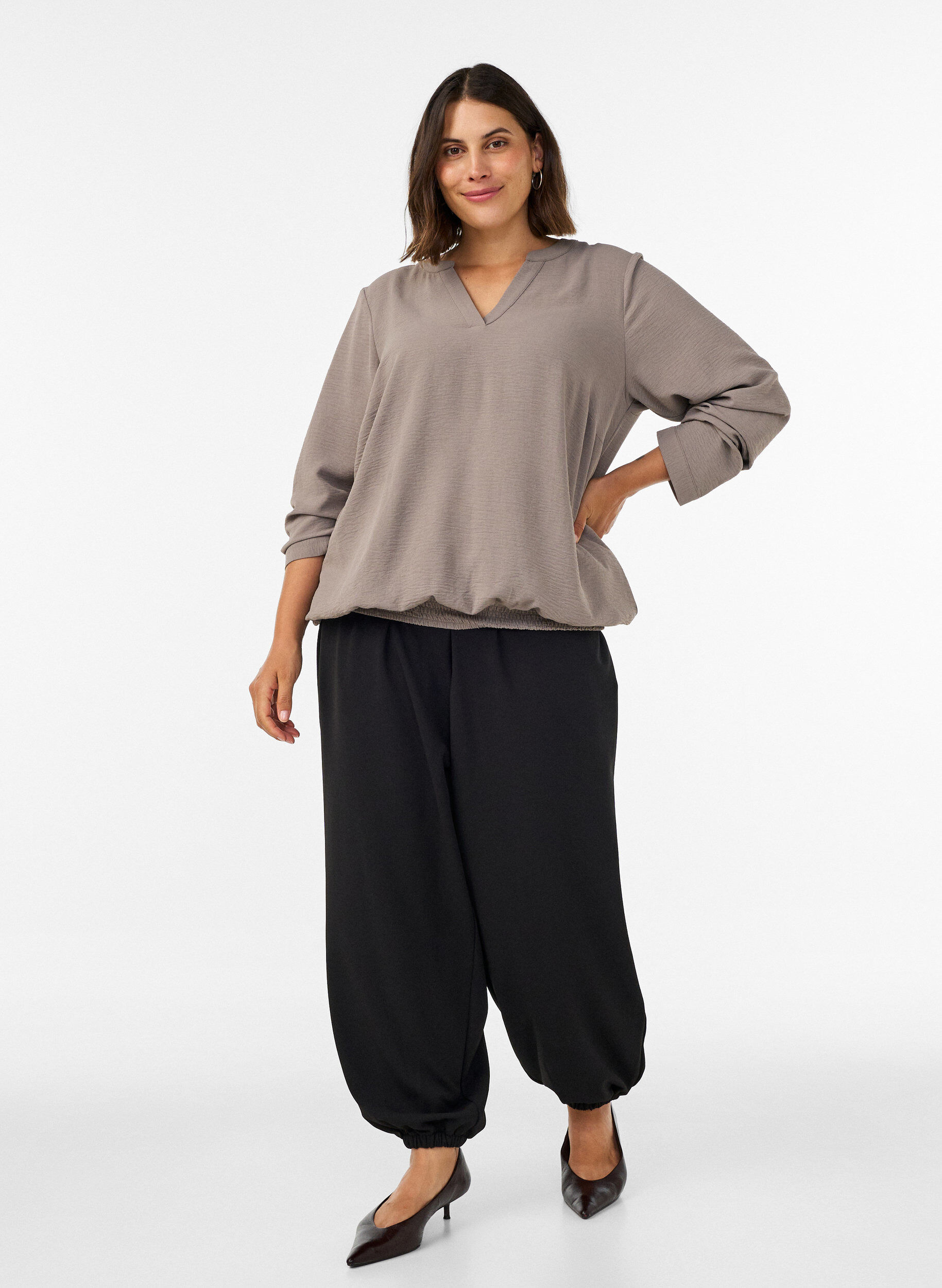 ZizziPusero pallomaisella siluetilla ja V-p&auml;&auml;ntiell&auml;, Beige, Model image number 1