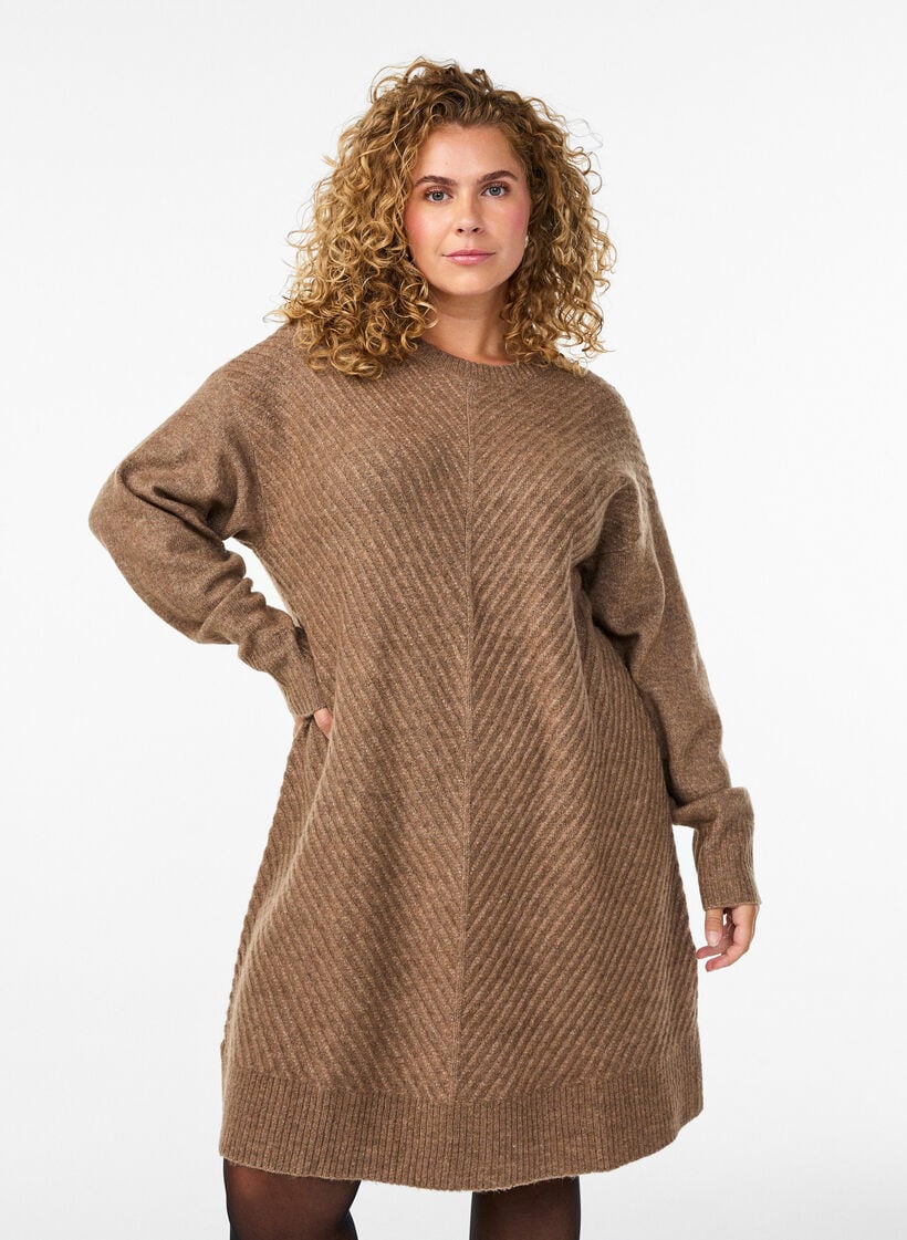 Lyhyt neulemekko V-muotoisella tekstuurikuviolla, Ruskea, Model image number 0