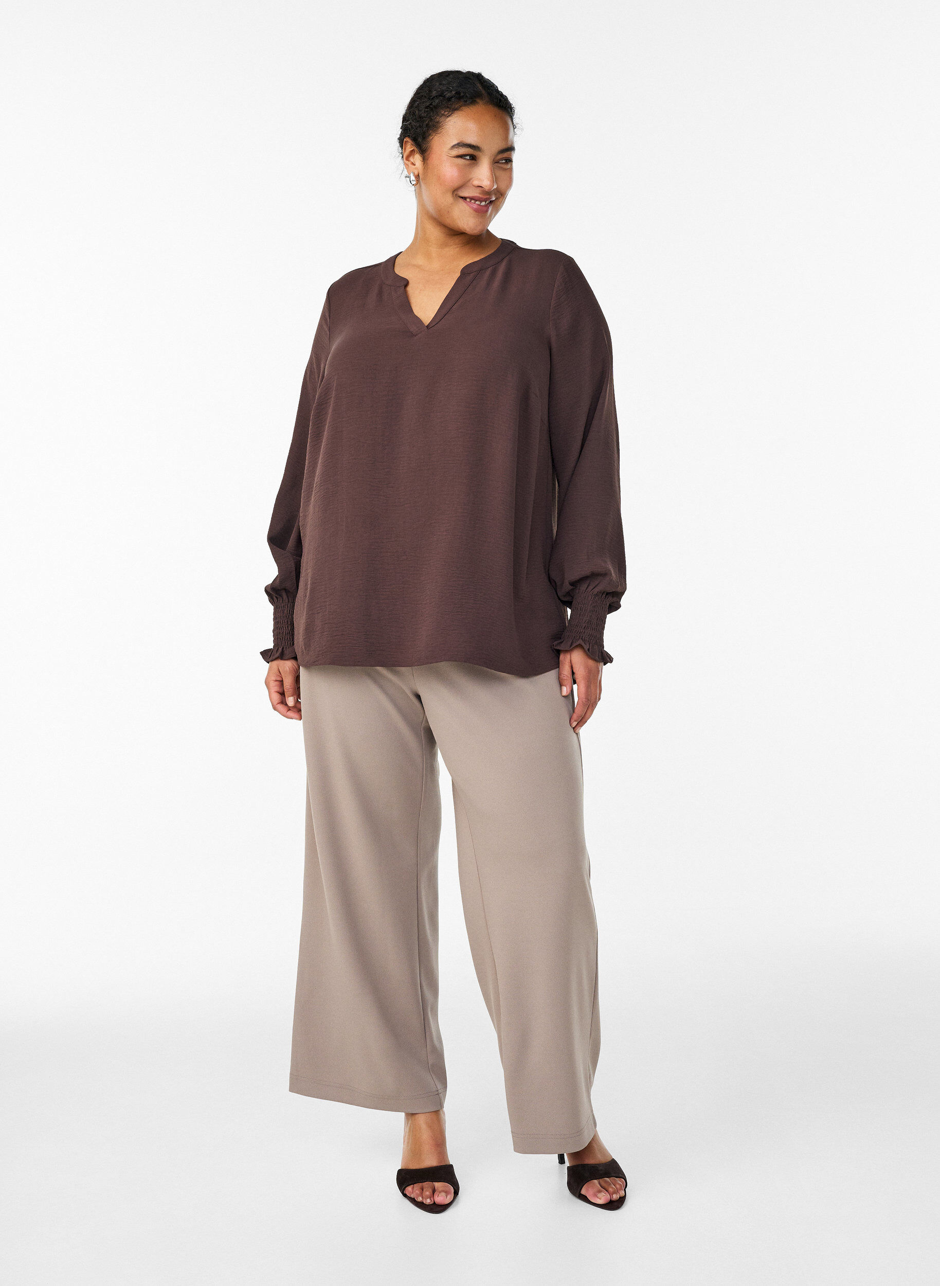 Zizzi Pusero smock-kalvosimilla ja v-p&auml;&auml;ntiell&auml;, Ruskea, Model image number 1