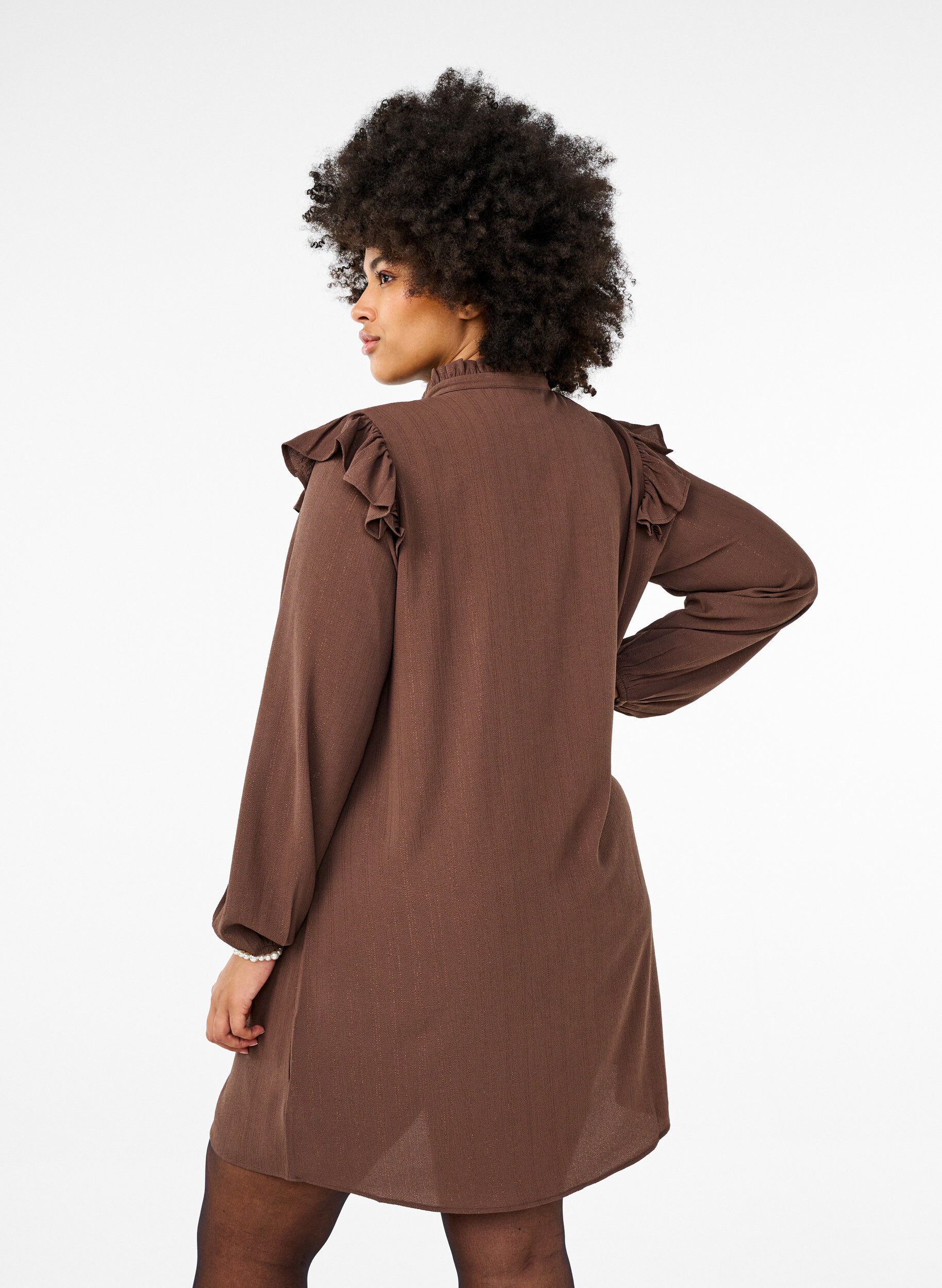 Zizzi Lyhyt mekko r&ouml;yhel&ouml;ill&auml; ja kimalteella, Ruskea, Model image number 2