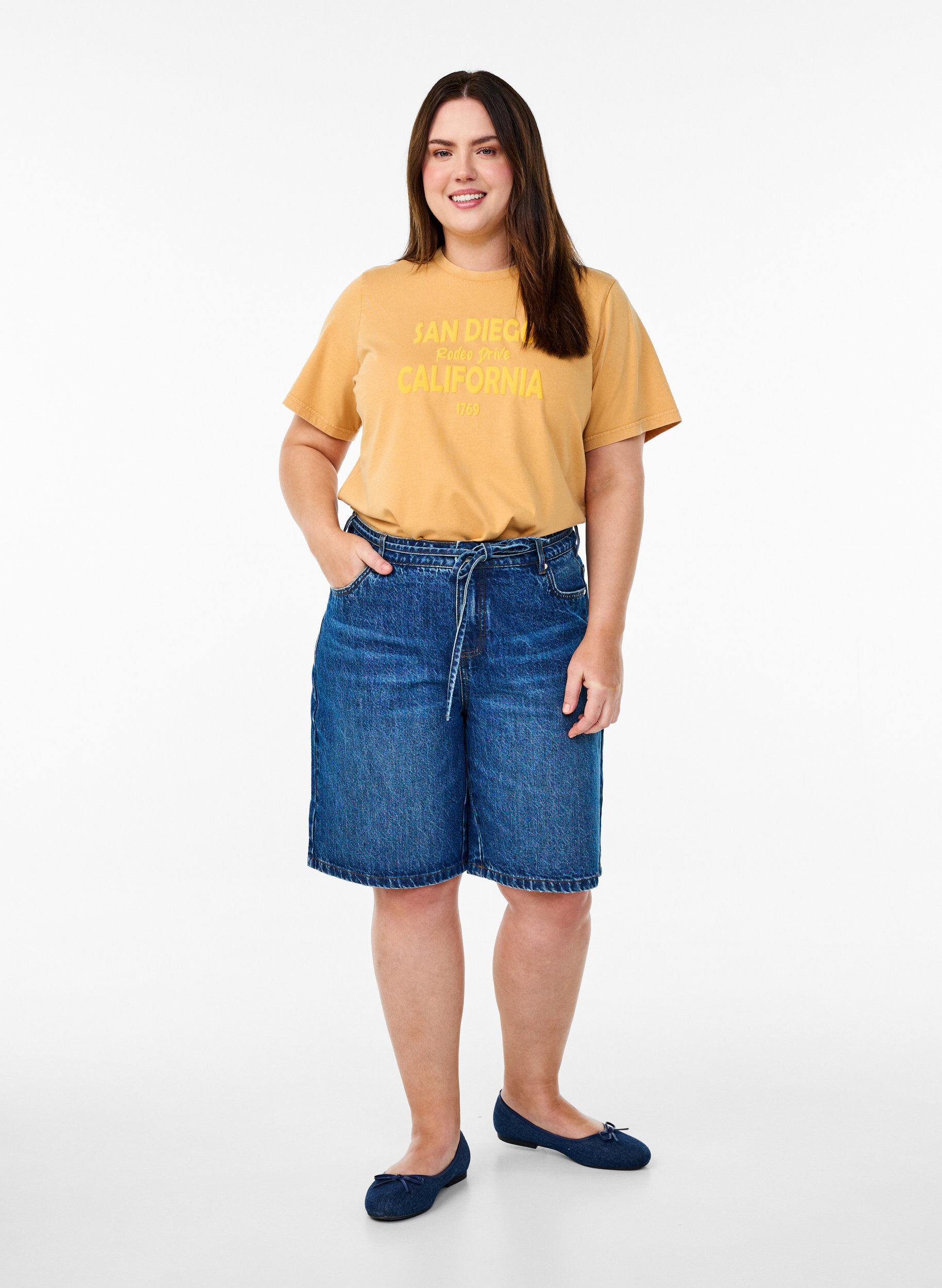 Zizzi T-paita luomupuuvillasta, jossa on siisti printti, Keltainen, Model image number 1